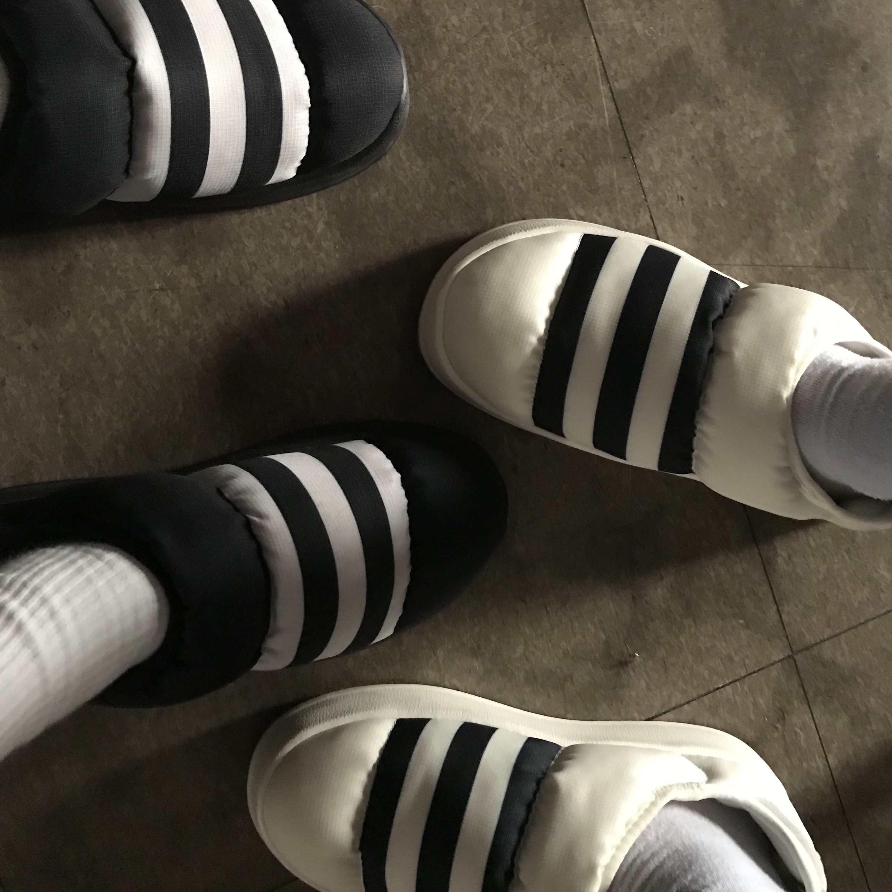 Adidas Puffylette Off White, Adidas Puffylette Core Black 착용 스타일