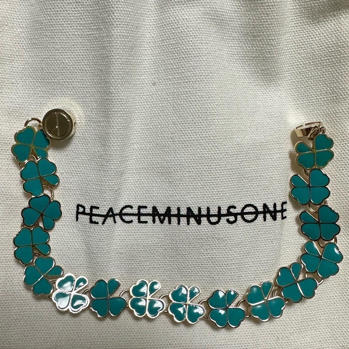 Peaceminusone Clover Bracelet #1 Mint 착용 스타일