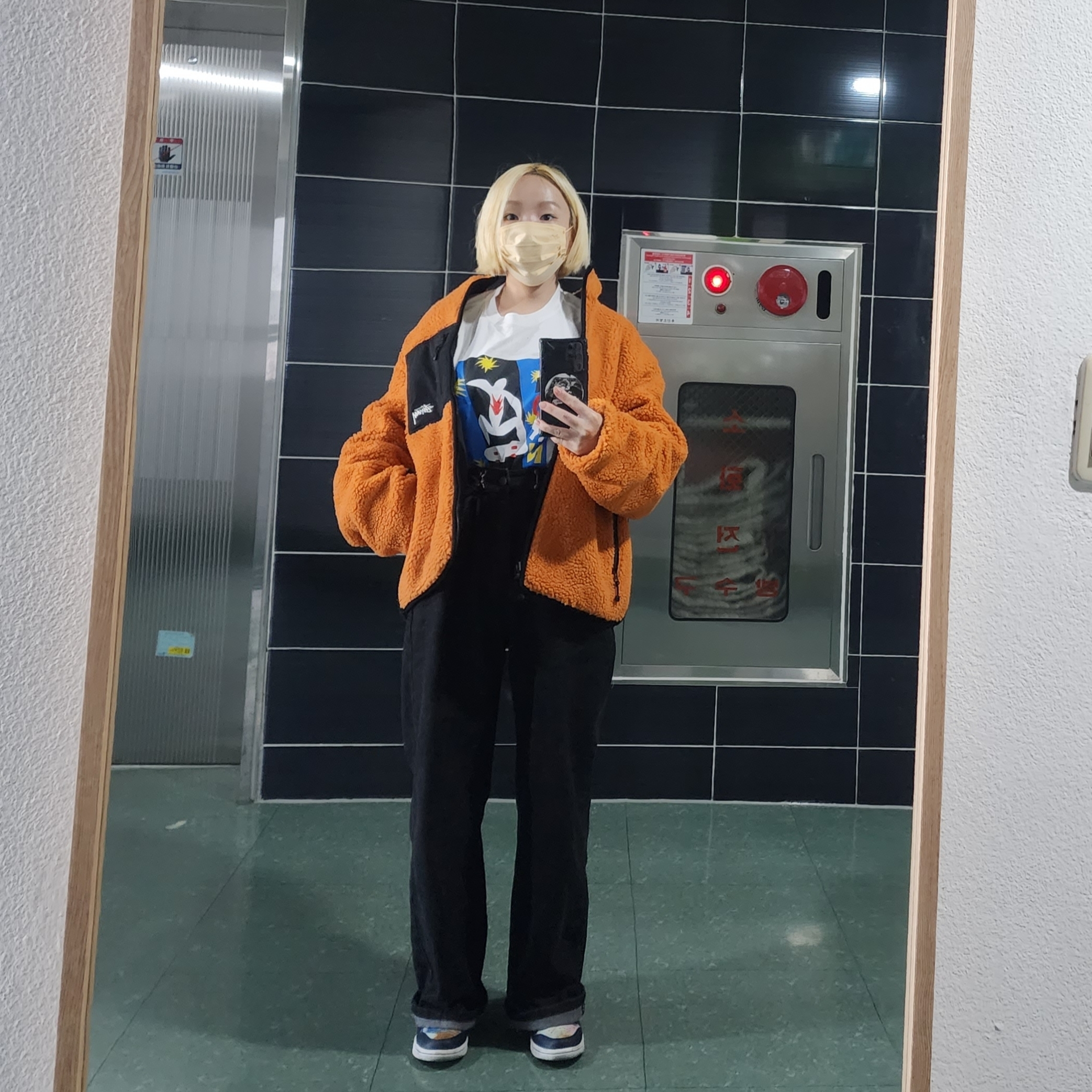 Stussy 8 Ball Sherpa Jacket Orange, Stussy 8 Ball Sherpa Jacket Natural 착용 스타일