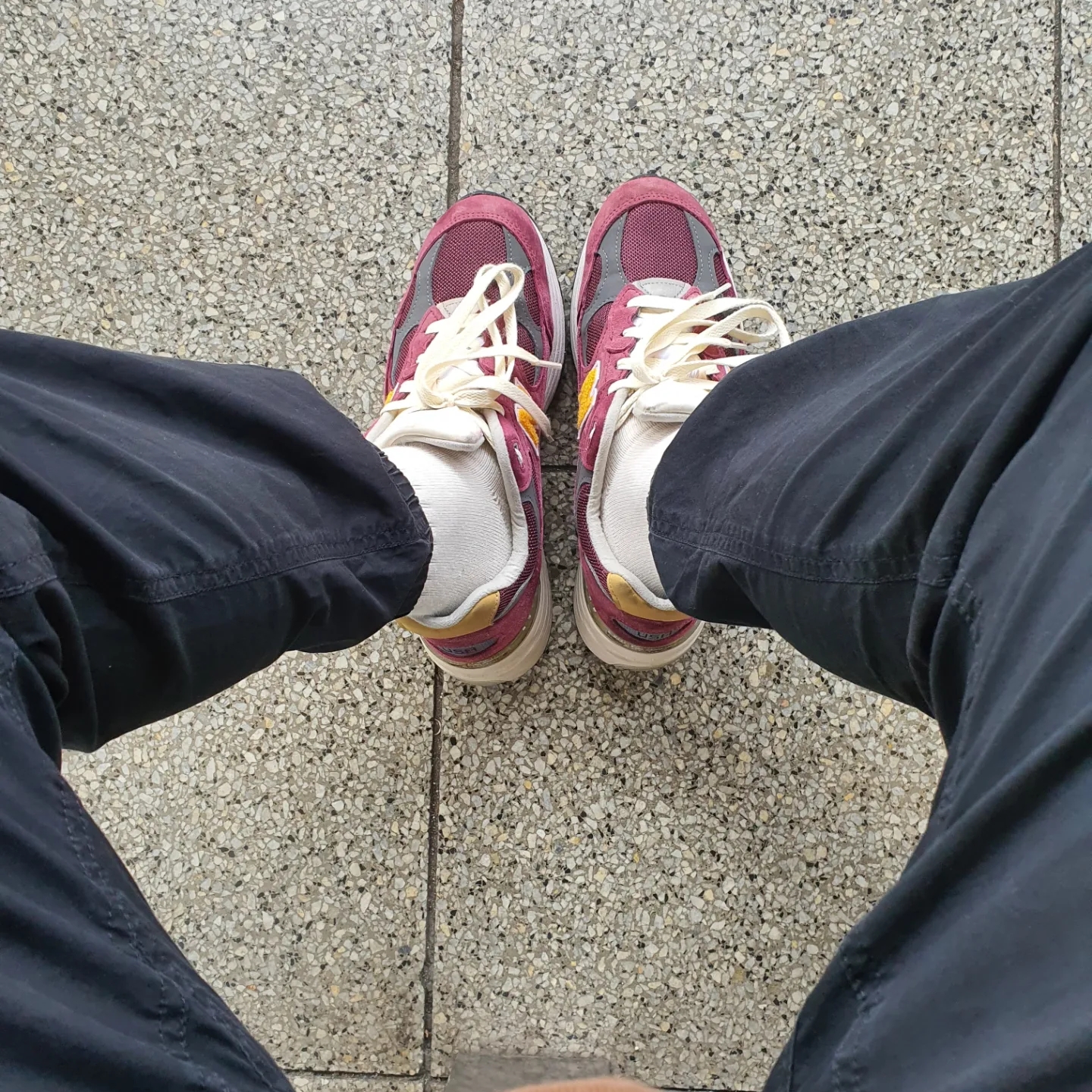 New Balance 992 Made in USA Burgundy Gold 착용 스타일 - 2
