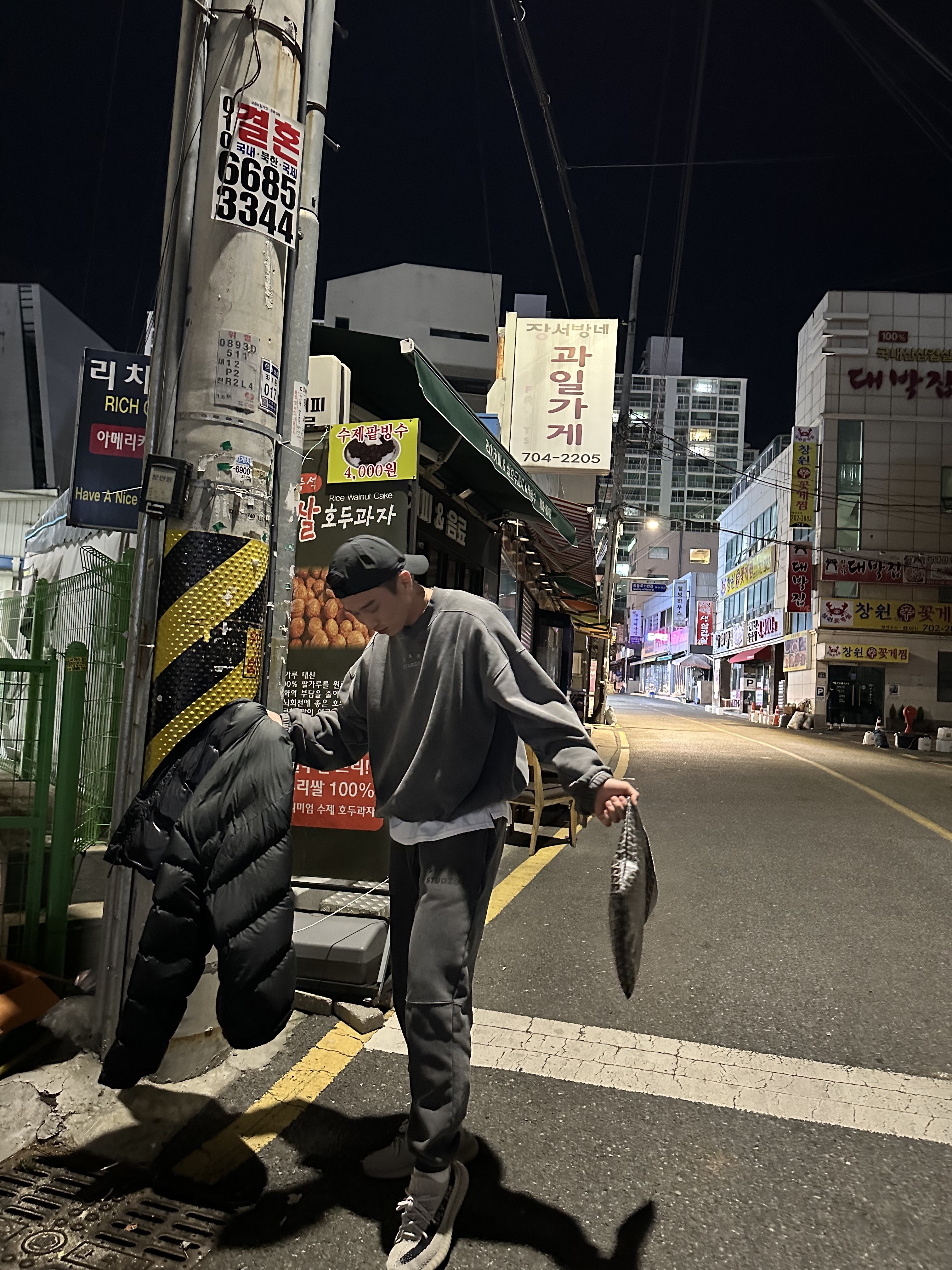 IAB Studio Pigment Crewneck Black, IAB Studio Blocked Pigment Sweatpants Black 착용 스타일