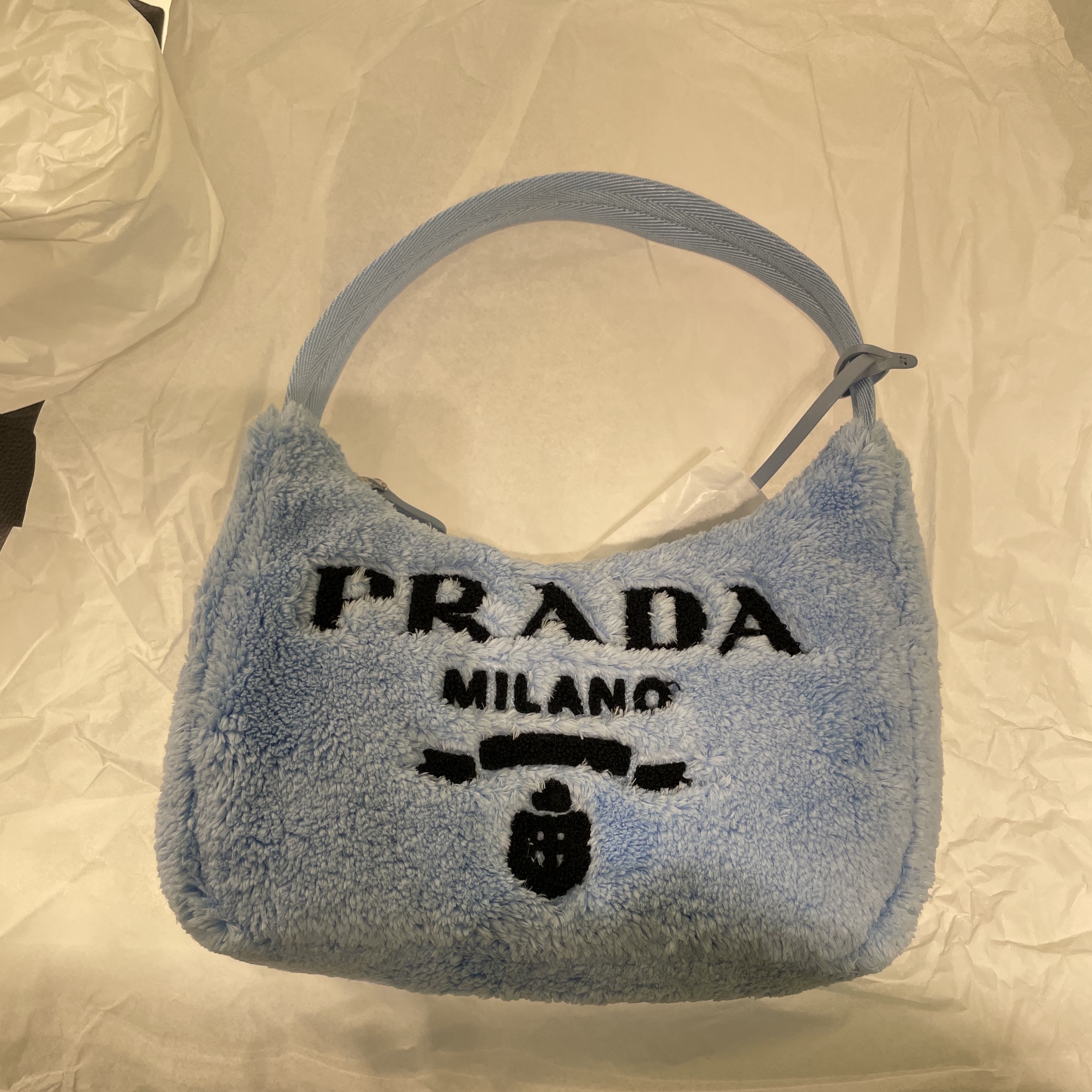 Prada Re-Edition 2000 Terry Mini Bag Celeste Black 착용 스타일