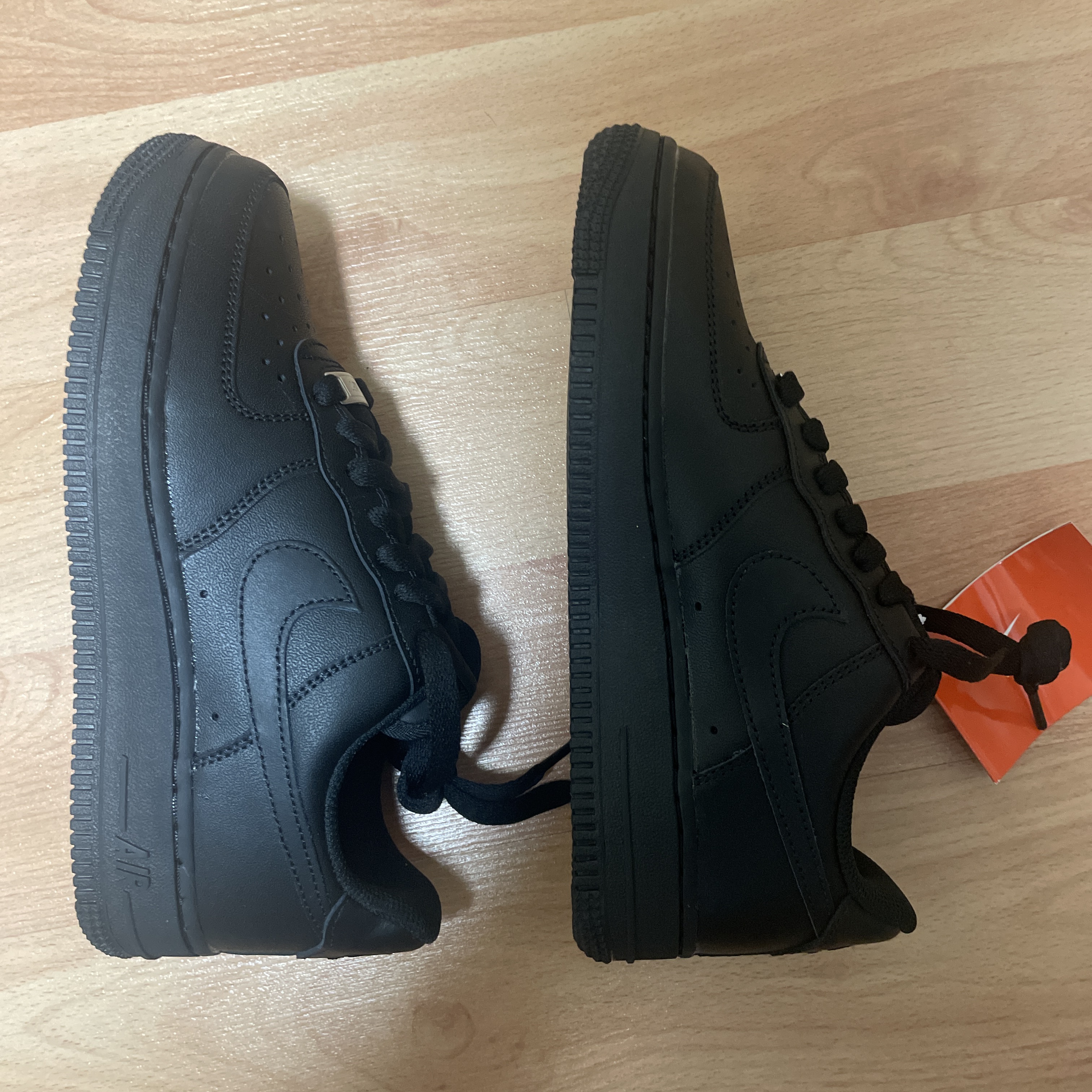 (W) Nike Air Force 1 '07 Low Triple Black 착용 스타일