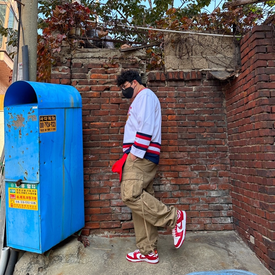 Supreme Gremlins Hockey Jersey White - 22FW, Nike Dunk Low Retro Gym Red 착용 스타일 - 2