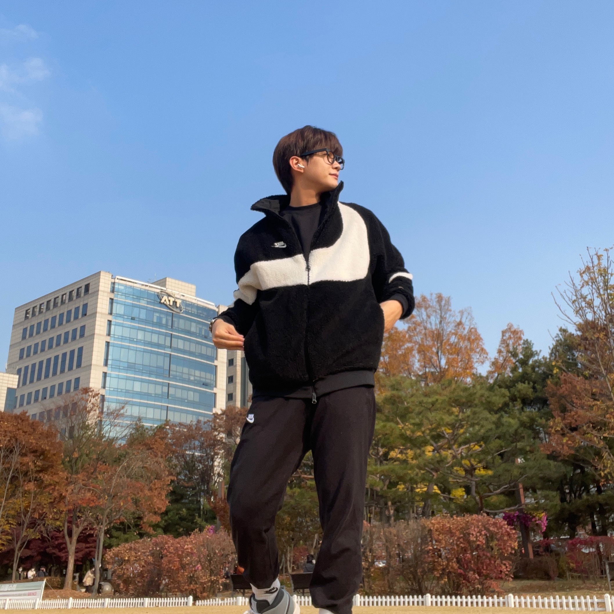Nike Big Swoosh Full Zip Jacket Black Sail 착용 스타일 - 2