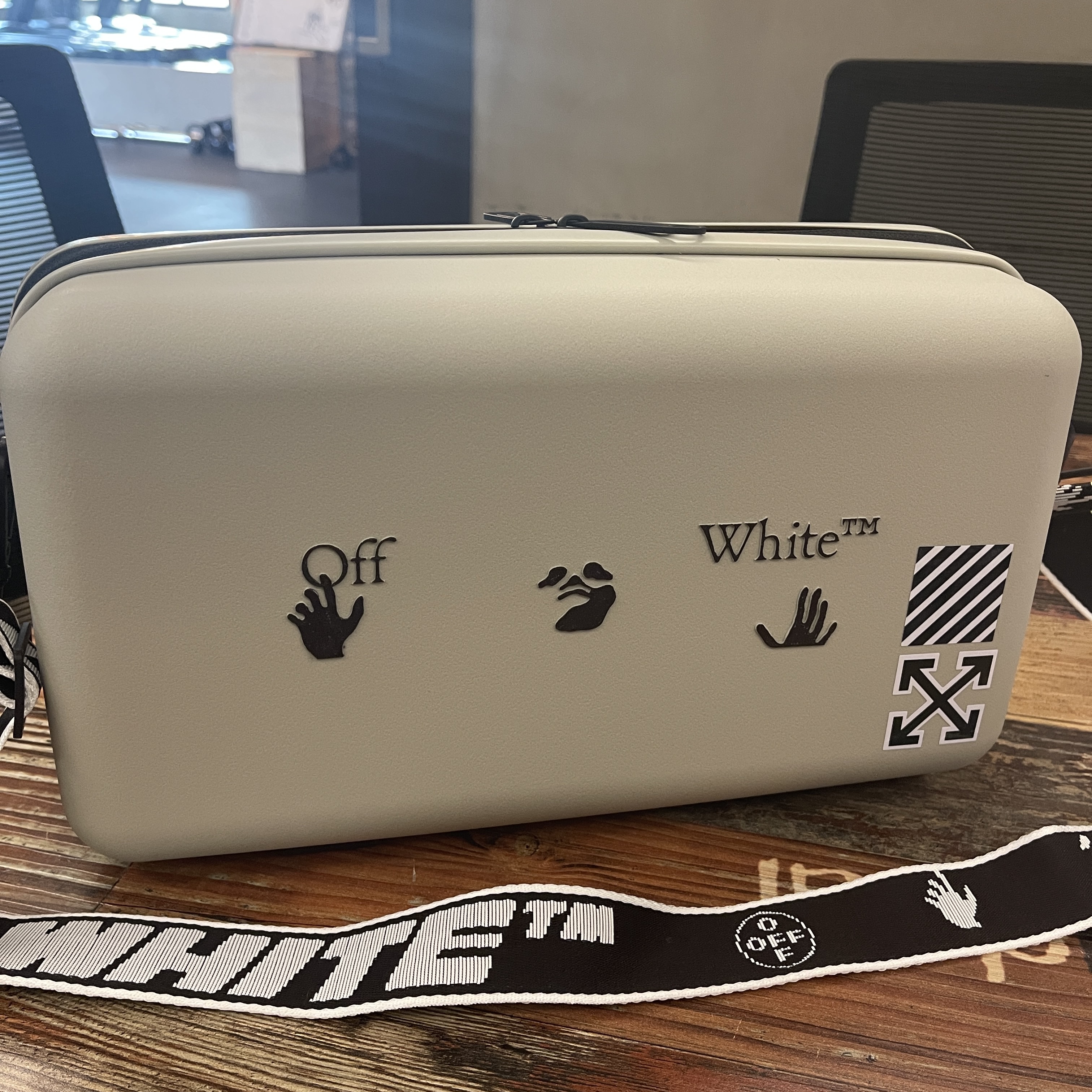 Off-White x Amore Pacific Protection Box (Without Cosmetics) 착용 스타일 - 2