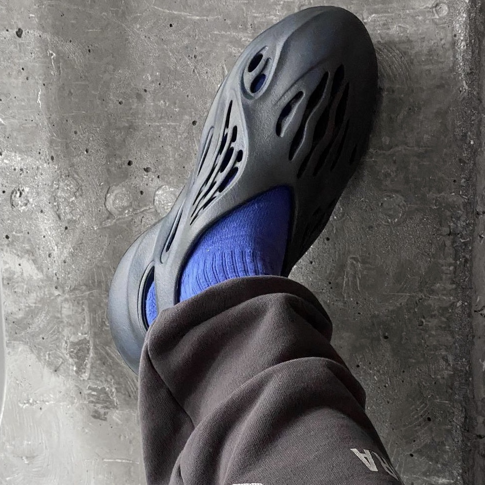 Adidas Yeezy Foam RNNR Onyx 착용 스타일