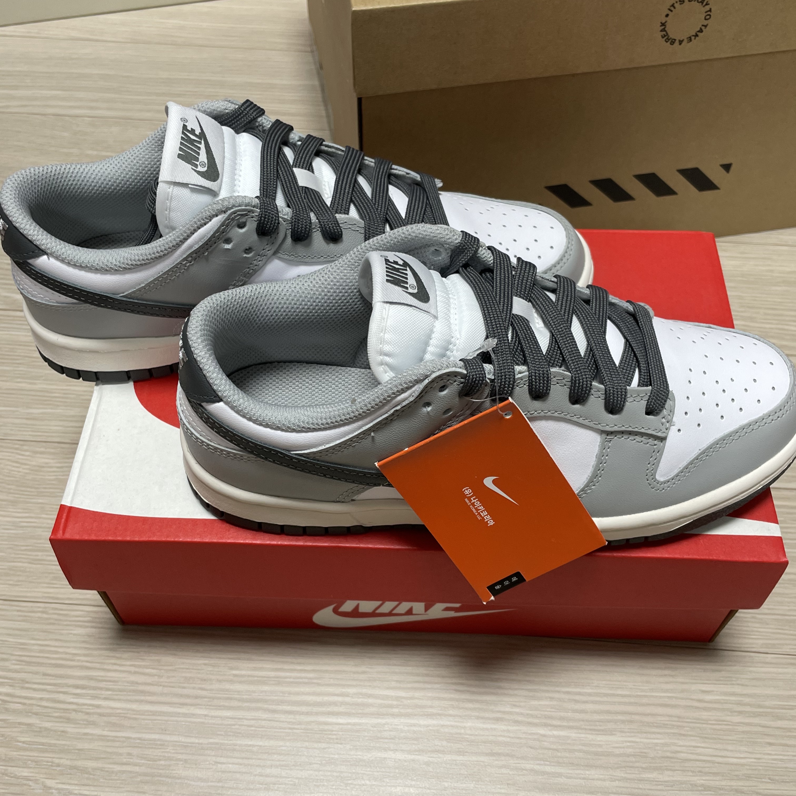 (W) Nike Dunk Low Light Smoke Grey 착용 스타일 - 2