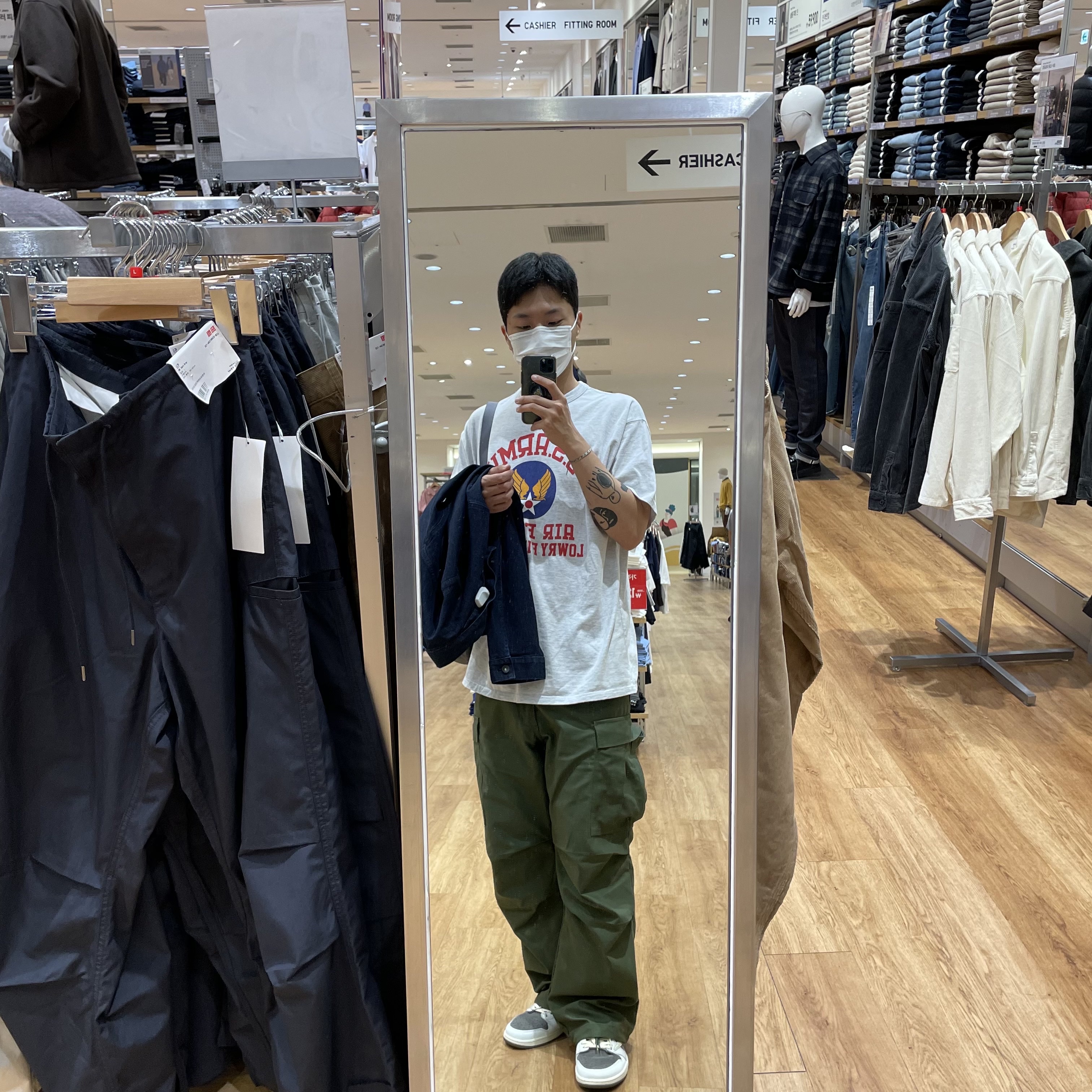 Jordan 1 x Travis Scott Retro Low OG SP Sail and Ridgerock 착용 스타일