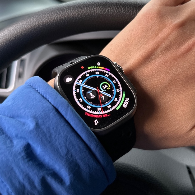 Apple Watch Ultra 49mm Titanium Case with Trail Loop S/M Black Gray (Korean Ver.) 착용 스타일