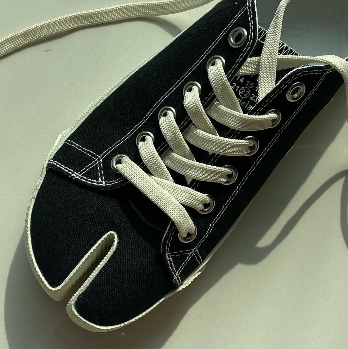 Maison Margiela Tabi Low Black 착용 스타일 - 3