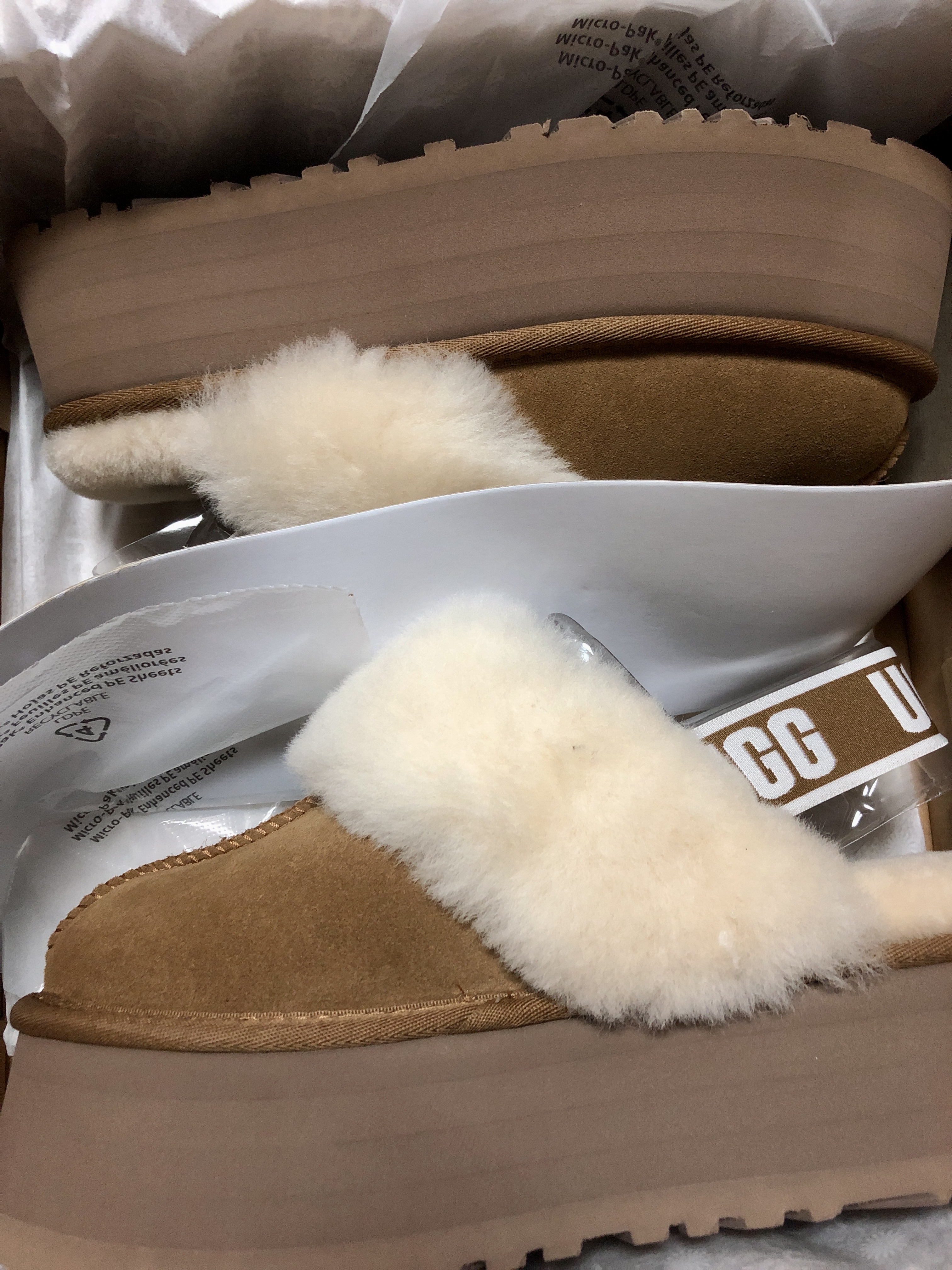 (W) UGG Funkette Slides Chestnut 착용 스타일