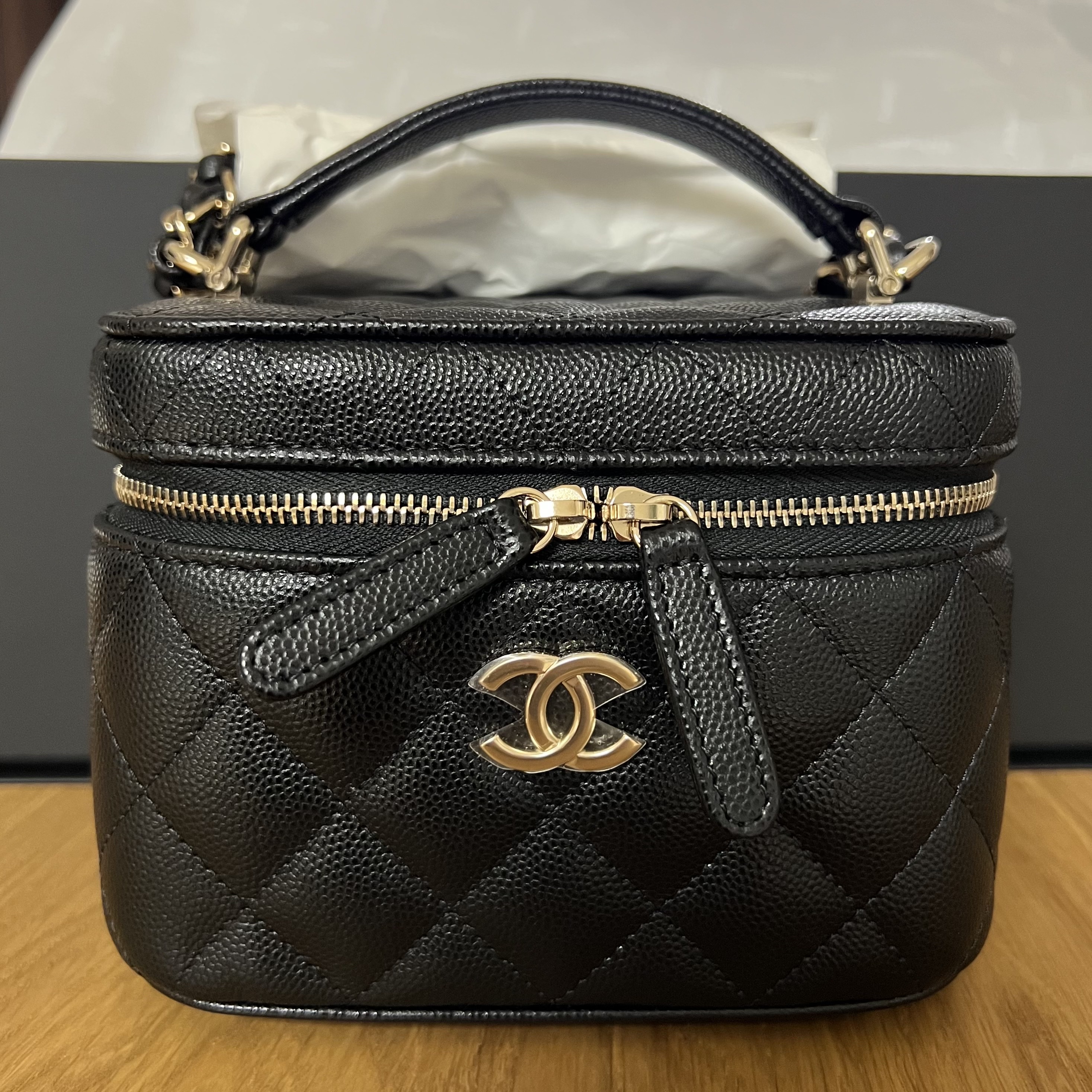 Chanel Small Vanity Case Grained Calfskin & Gold Black 착용 스타일