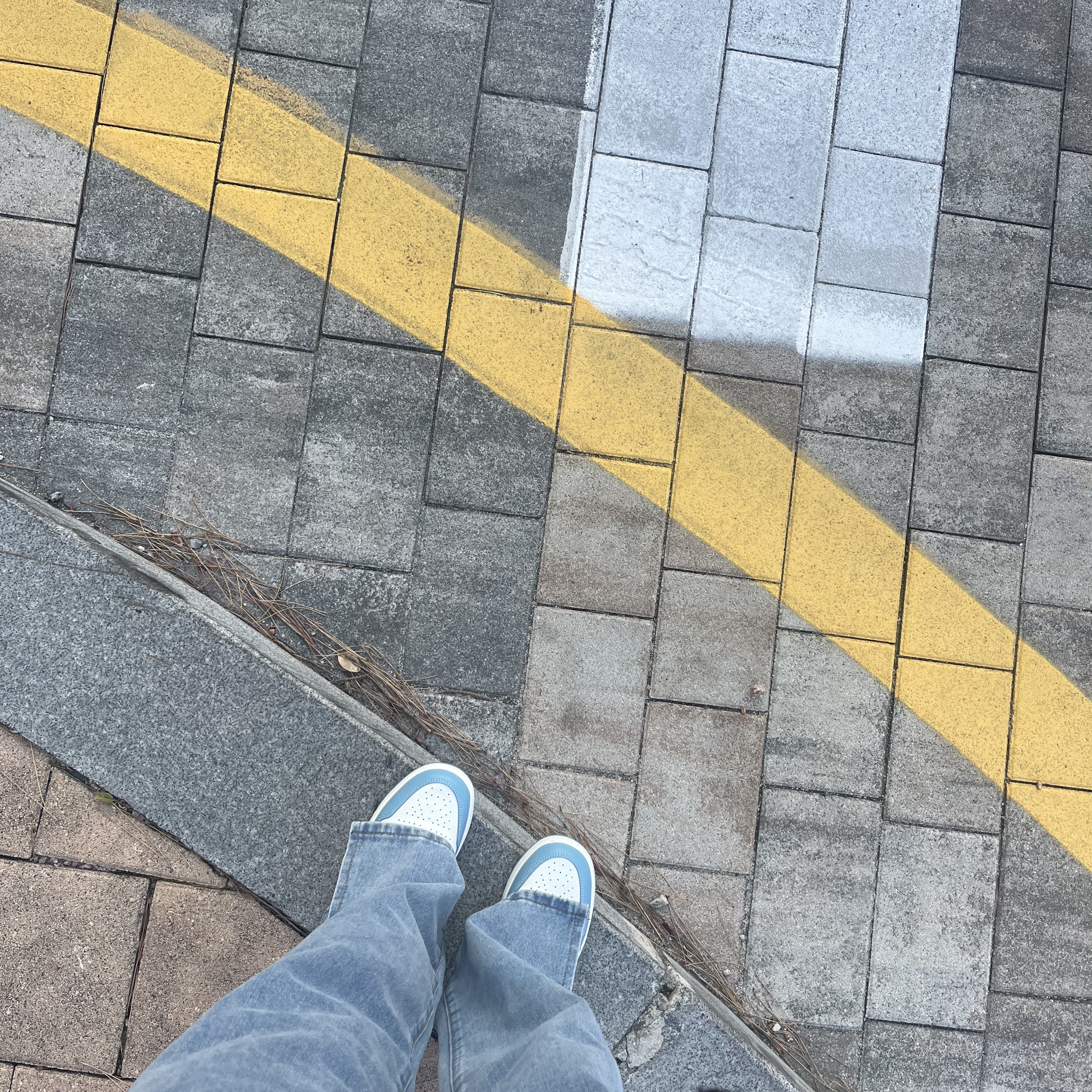 (W) Jordan 1 Mid Sail and Worn Blue 착용 스타일 - 2