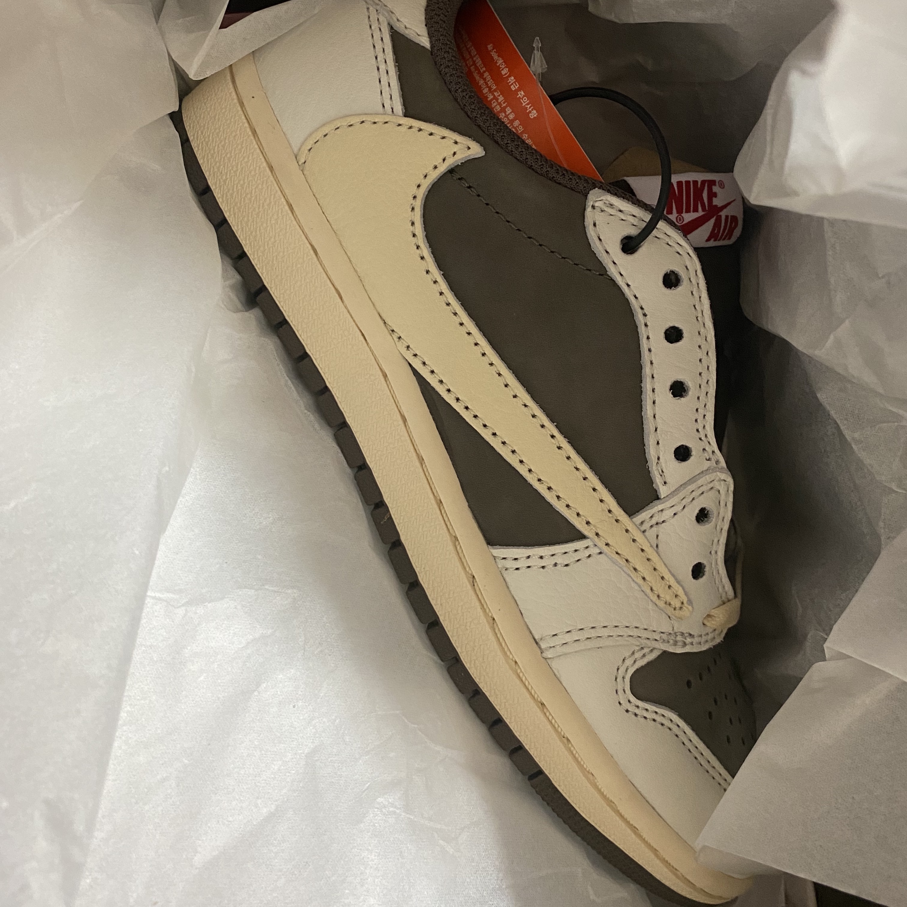 Jordan 1 x Travis Scott Retro Low OG SP Sail and Ridgerock 착용 스타일