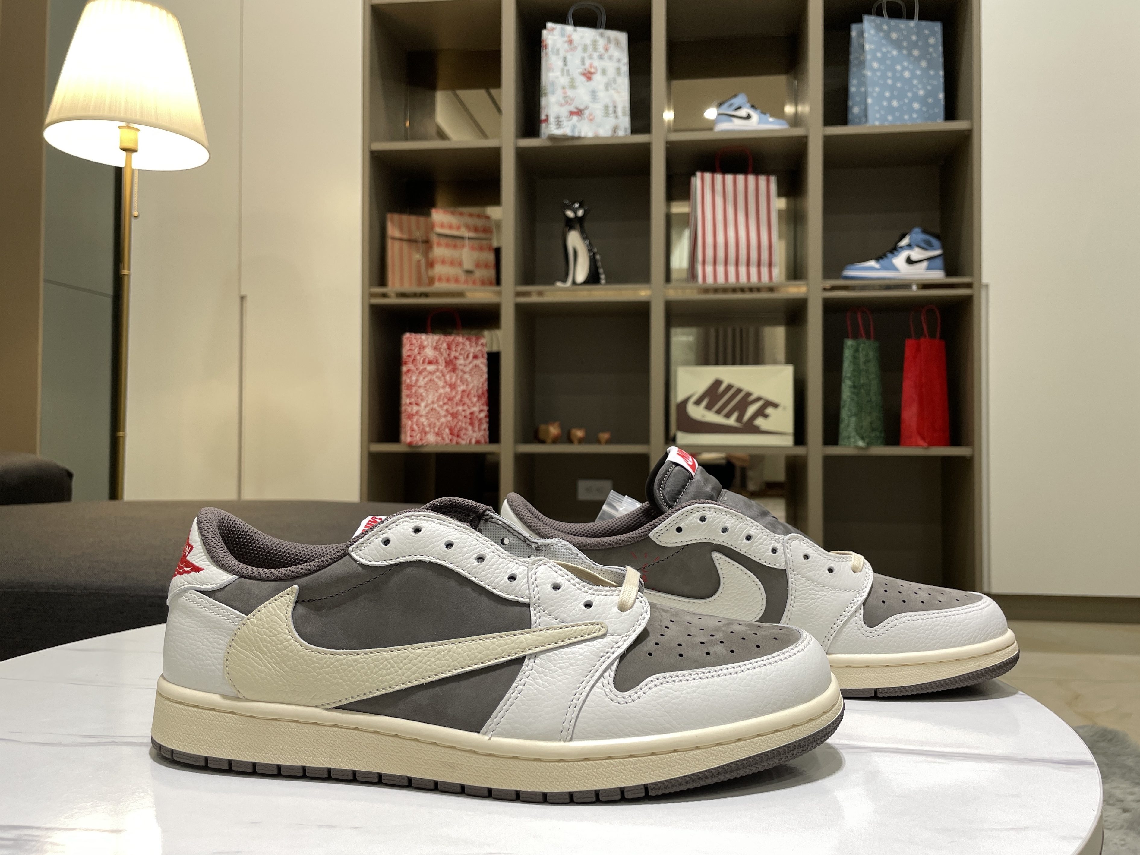 Jordan 1 x Travis Scott Retro Low OG SP Sail and Ridgerock 착용 스타일 - 2