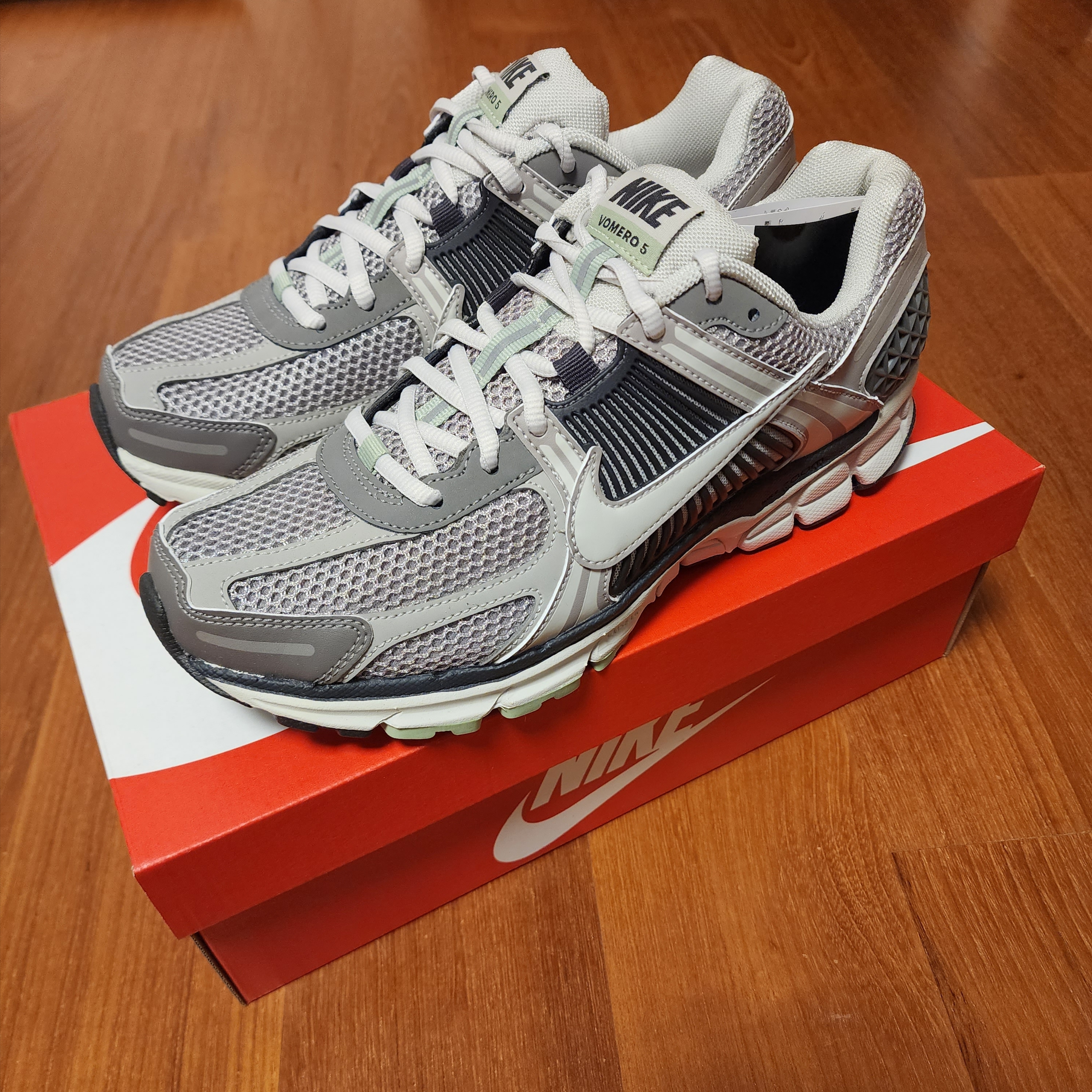 (W) Nike Zoom Vomero 5 Cobblestone and Flat Pewter 착용 스타일 - 2
