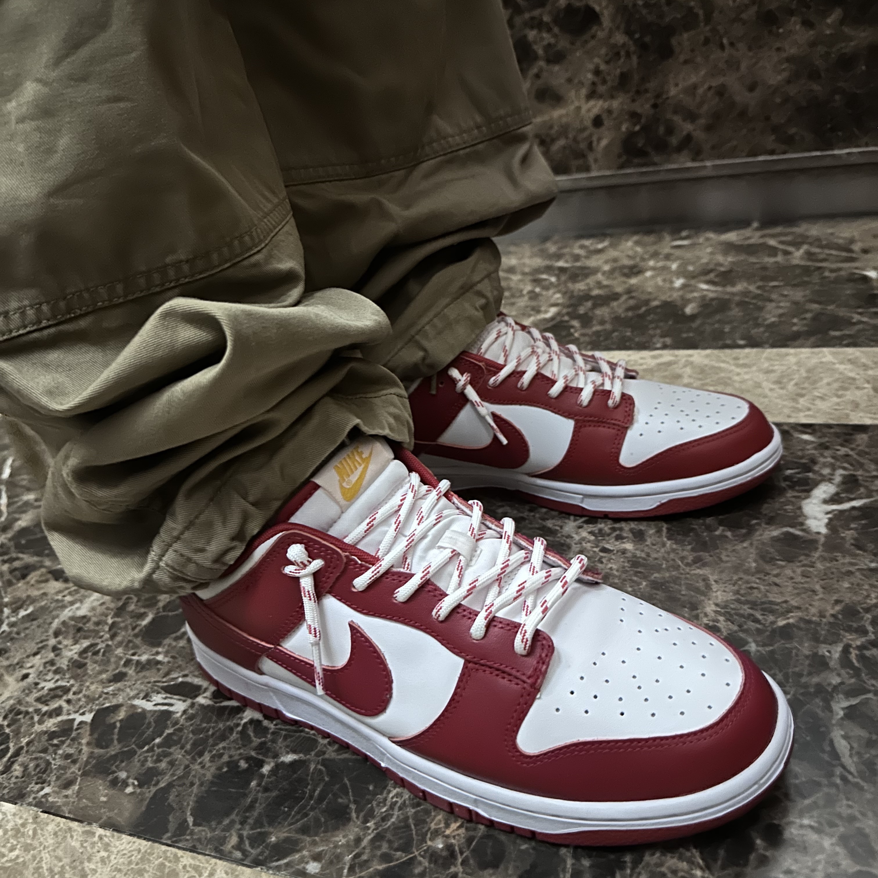 Supreme Gremlins Hockey Jersey White - 22FW, Nike Dunk Low Retro Gym Red 착용 스타일 - 3