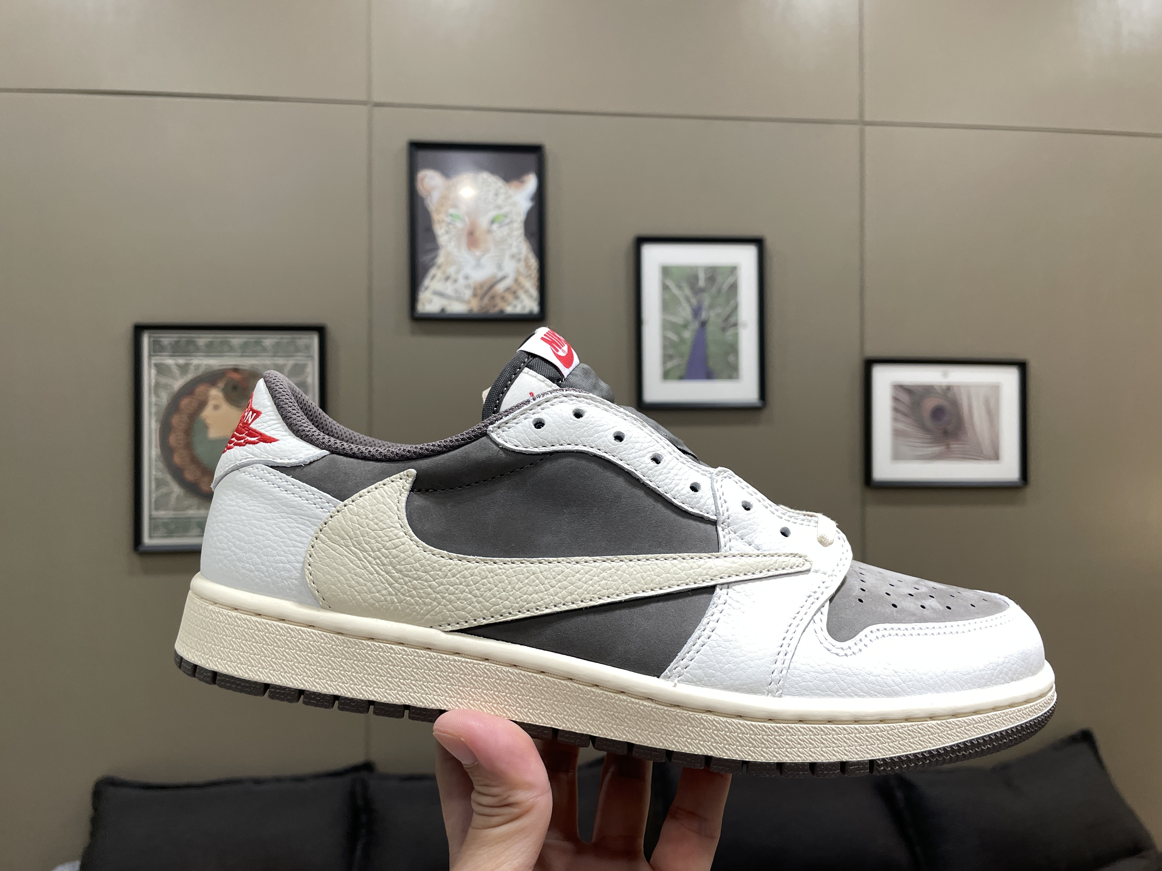 Jordan 1 x Travis Scott Retro Low OG SP Sail and Ridgerock 착용 스타일 - 1
