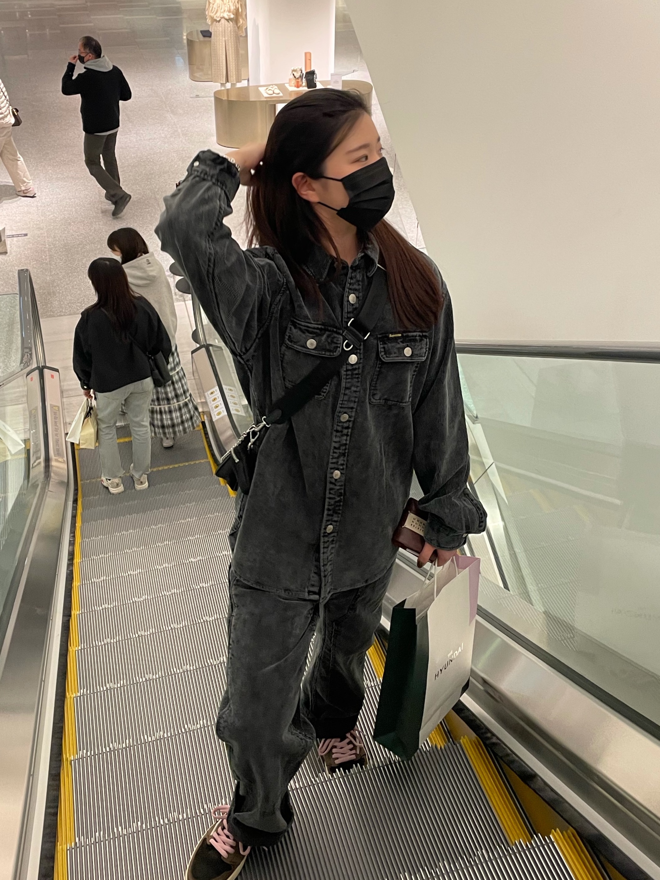 Prada Re-Edition 2005 Re-Nylon Shoulder Bag Black, Jordan 1 x Travis Scott Retro Low OG SP Mocha 착용 스타일