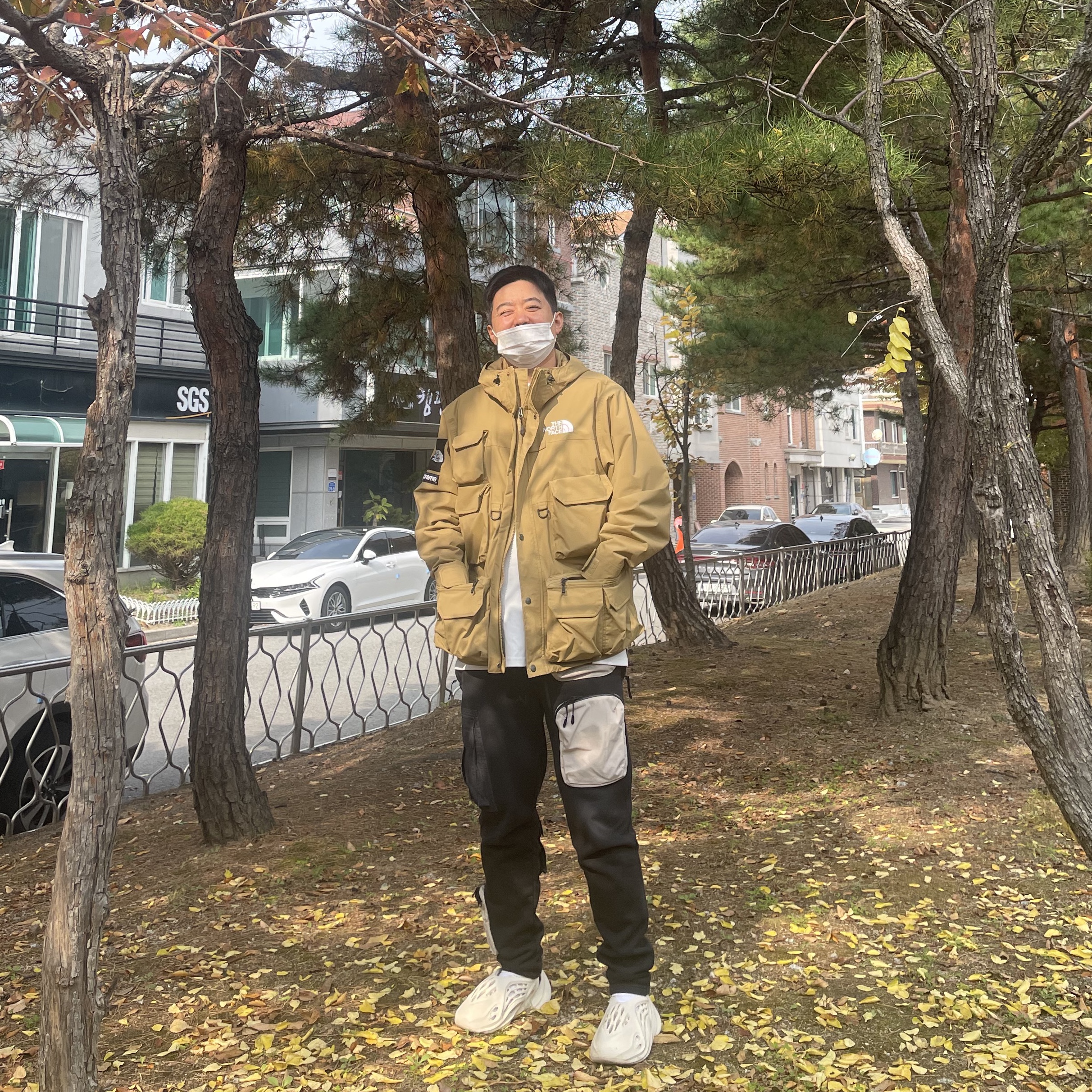Supreme x The North Face Cargo Jacket Gold - 20SS, Adidas Yeezy Foam RNNR Sand 착용 스타일
