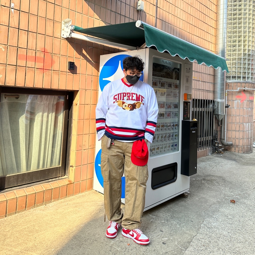 Supreme Gremlins Hockey Jersey White - 22FW, Nike Dunk Low Retro Gym Red 착용 스타일 - 1