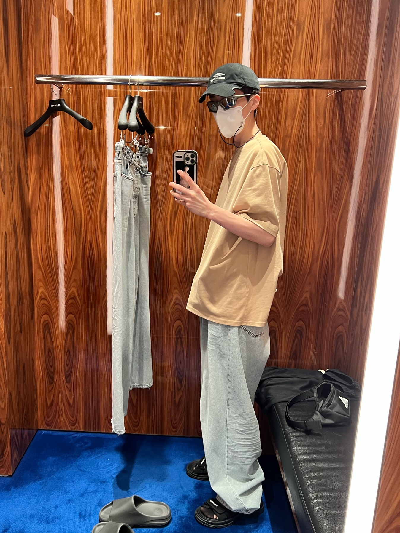 Balenciaga Denim Pull-Up Pants Light Blue, Balenciaga 3B Sports Icon Cap Black Red 착용 스타일