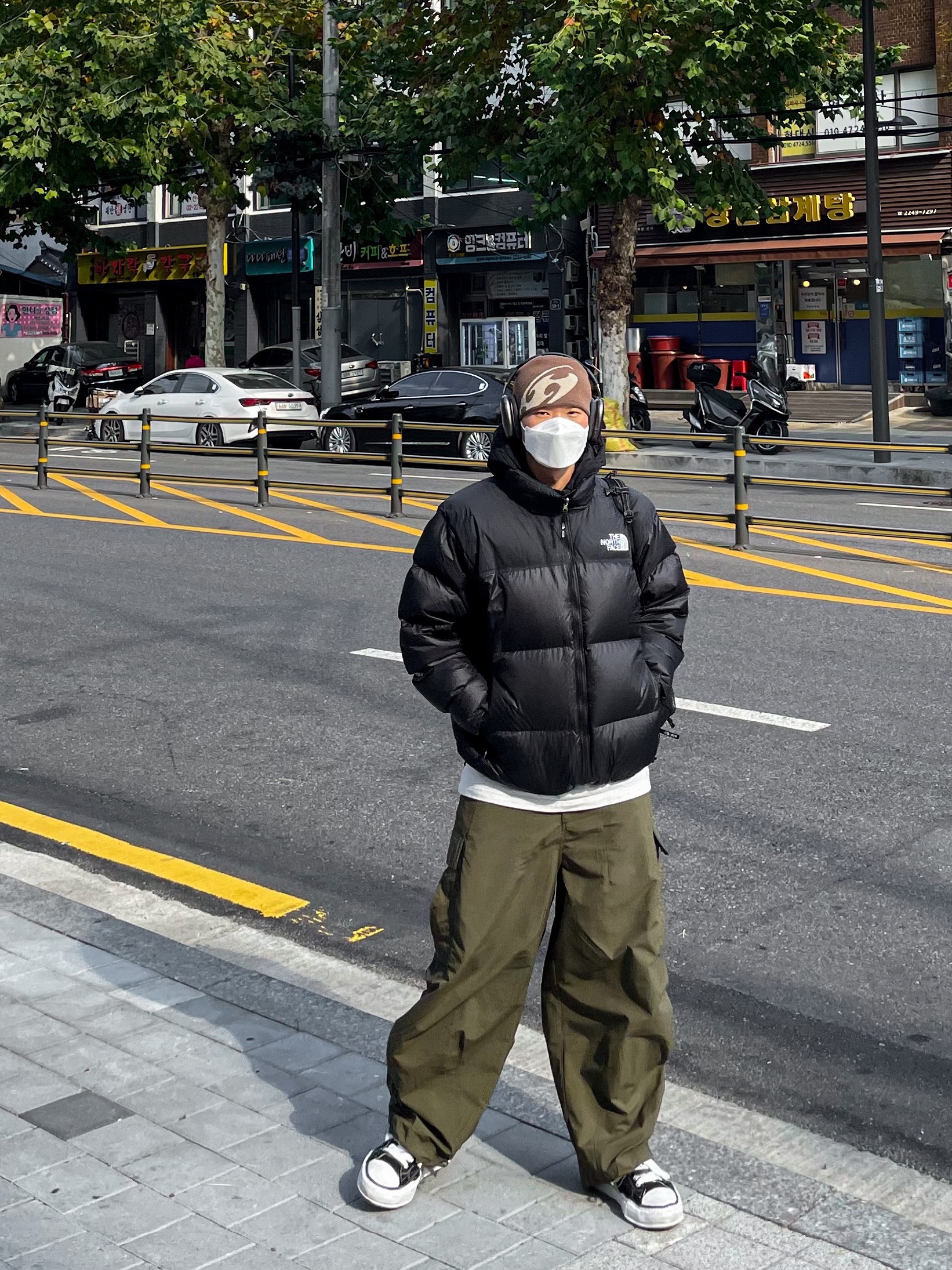 The North Face 1996 Eco Nuptse Jacket Black, Maison Mihara Yasuhiro Peterson OG Sole Canvas Low Sneakers Black 착용 스타일 - 2