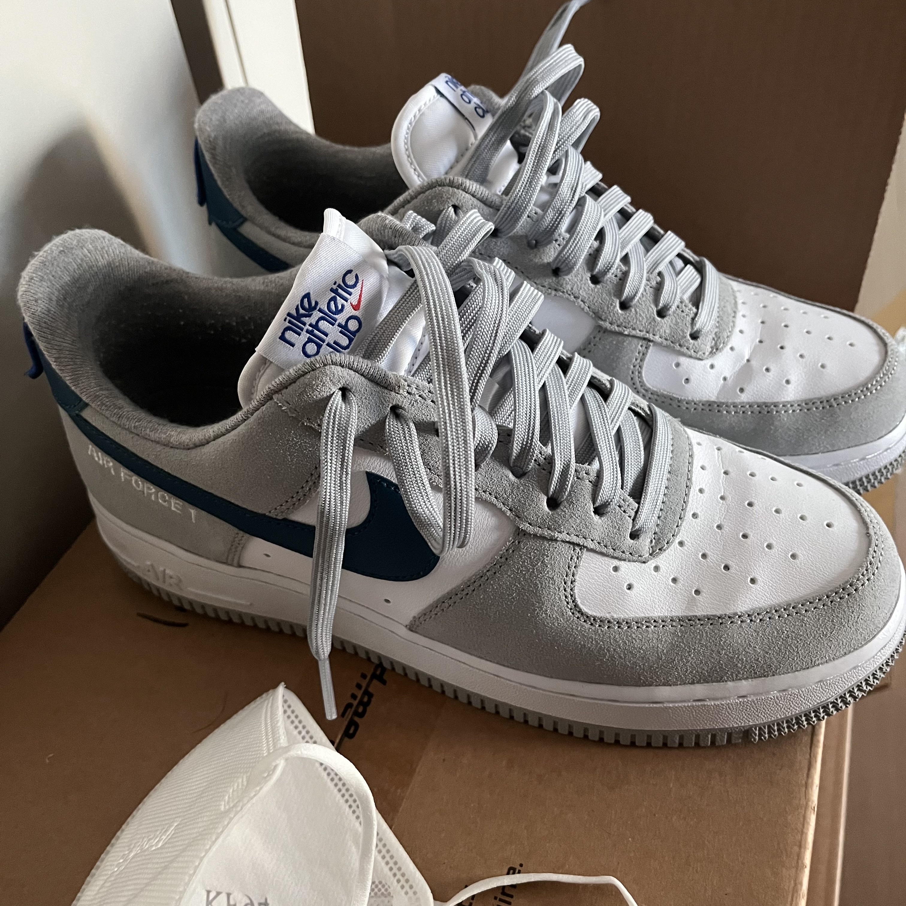 Nike Air Force 1 '07 LV8 Athletic Club Light Smoke Grey Marina 착용 스타일