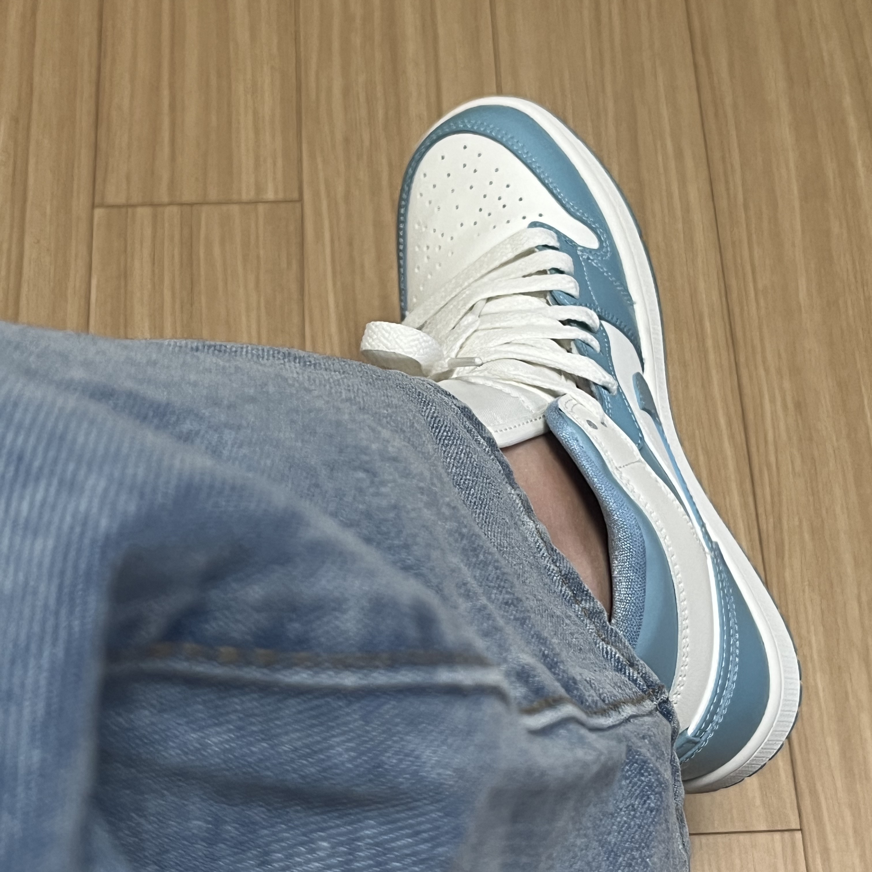 (W) Jordan 1 Mid Sail and Worn Blue 착용 스타일 - 1