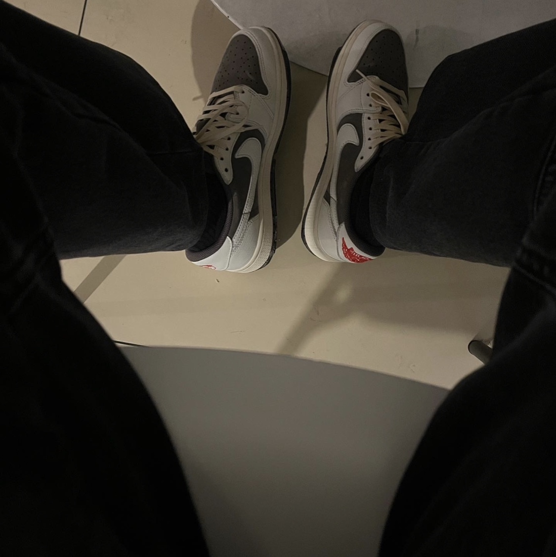 (W) Louis Vuitton Monogram Confidential Bandeau Black, Jordan 1 x Travis Scott Retro Low OG SP Sail and Ridgerock 착용 스타일 - 2