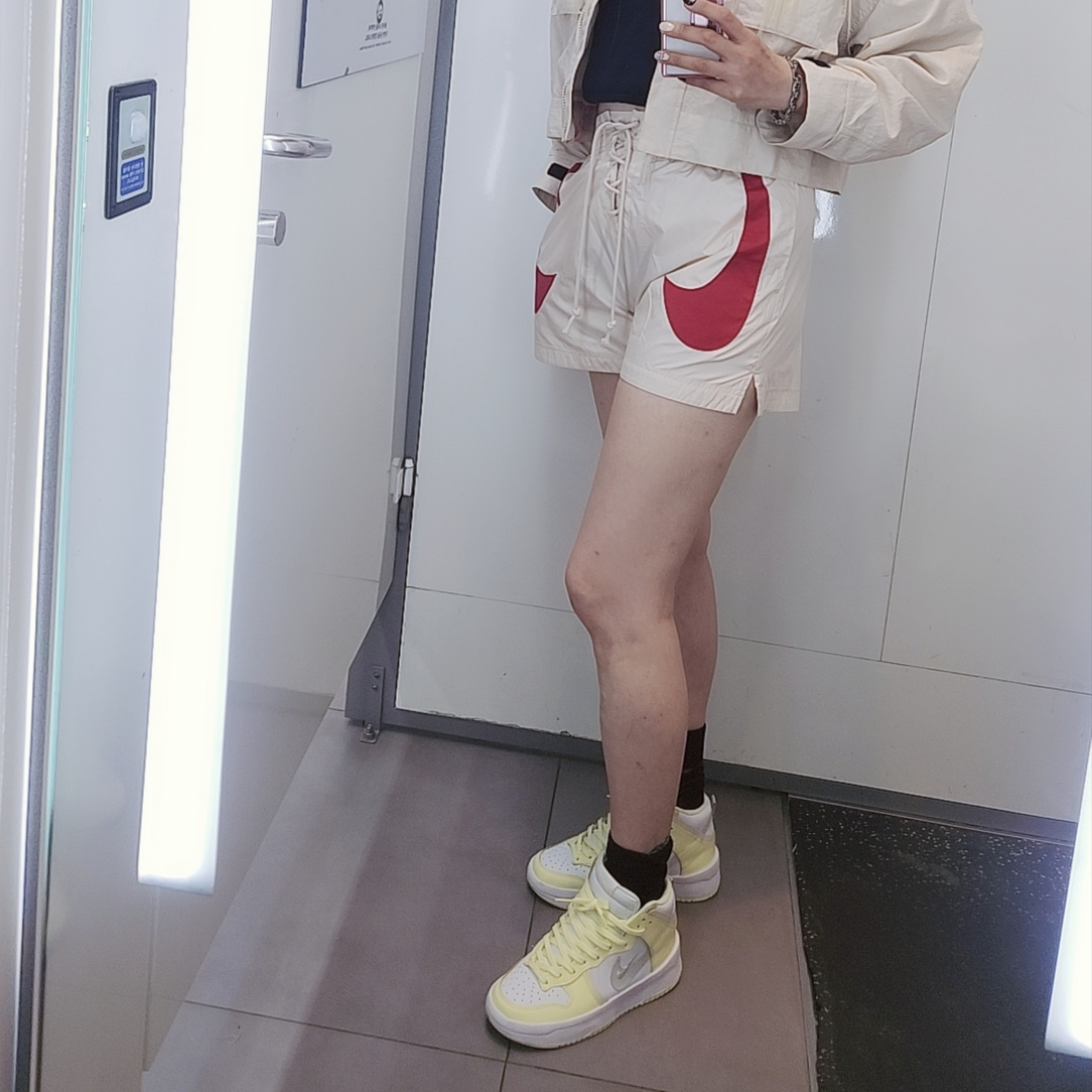 (W) Nike Dunk High Up Citron Tint 착용 스타일 - 3