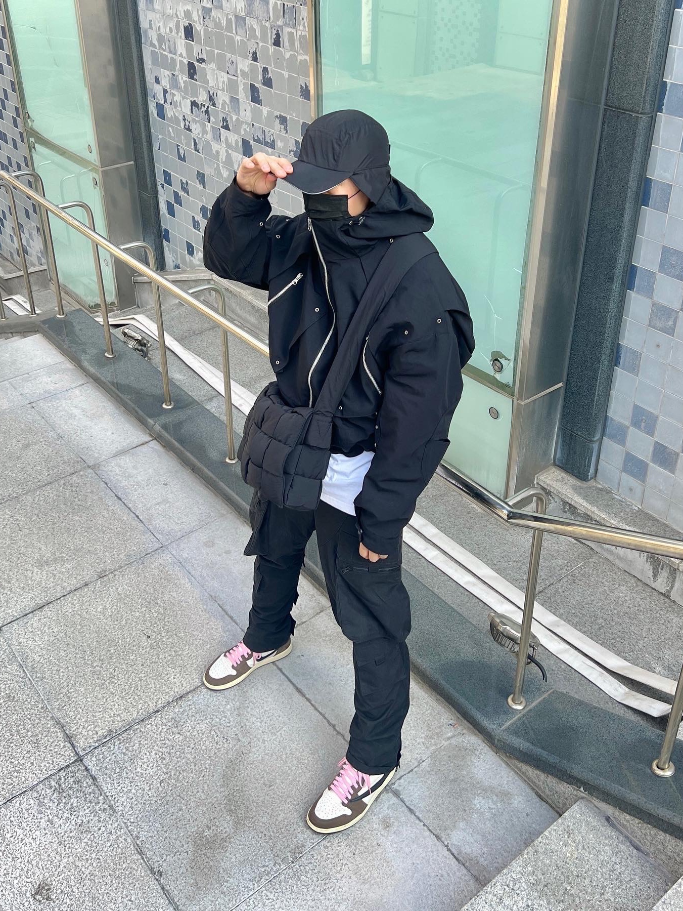 Bottega Veneta Large Padded Tech Cassette Black, Jordan 1 x Travis Scott Retro High OG SP Mocha 착용 스타일 - 1
