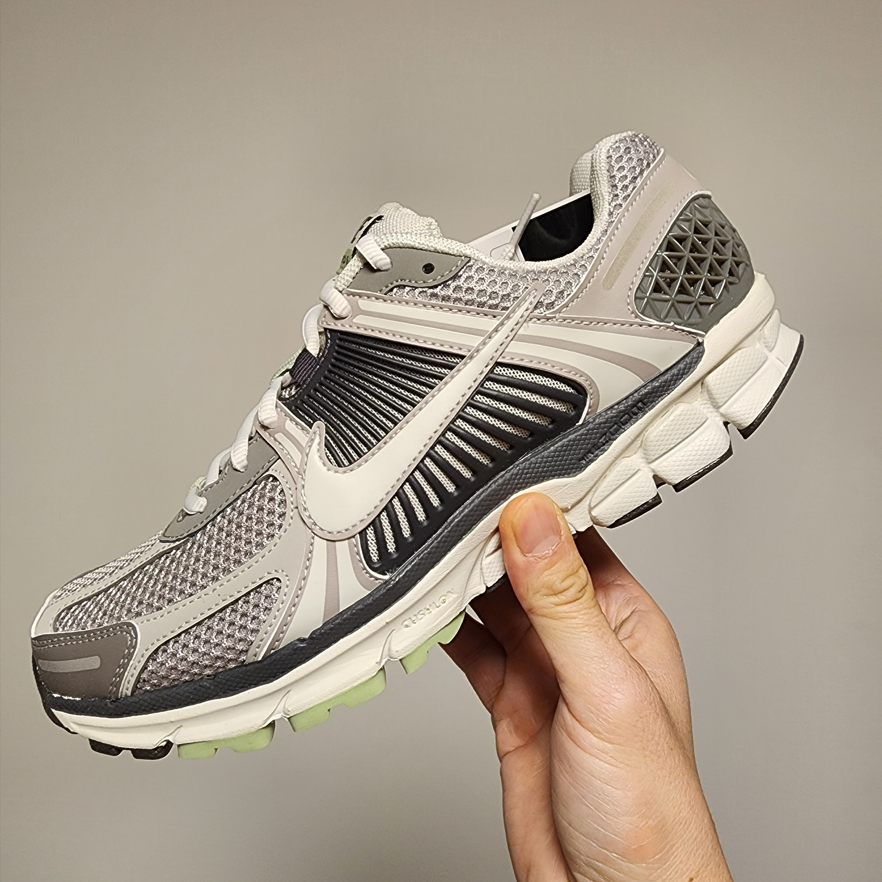 (W) Nike Zoom Vomero 5 Cobblestone and Flat Pewter 착용 스타일 - 1