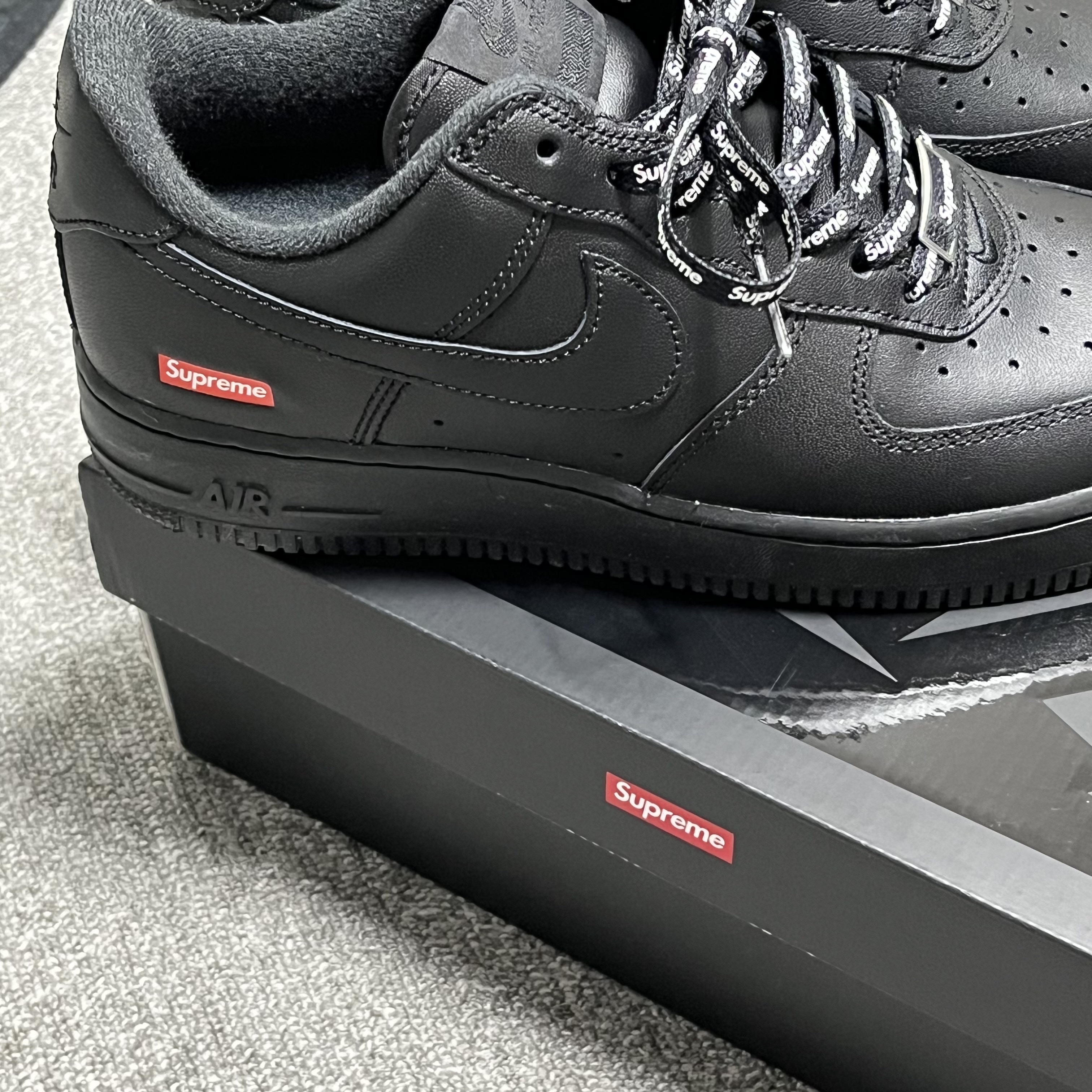 Nike x Supreme Air Force 1 Low Black 착용 스타일 - 2