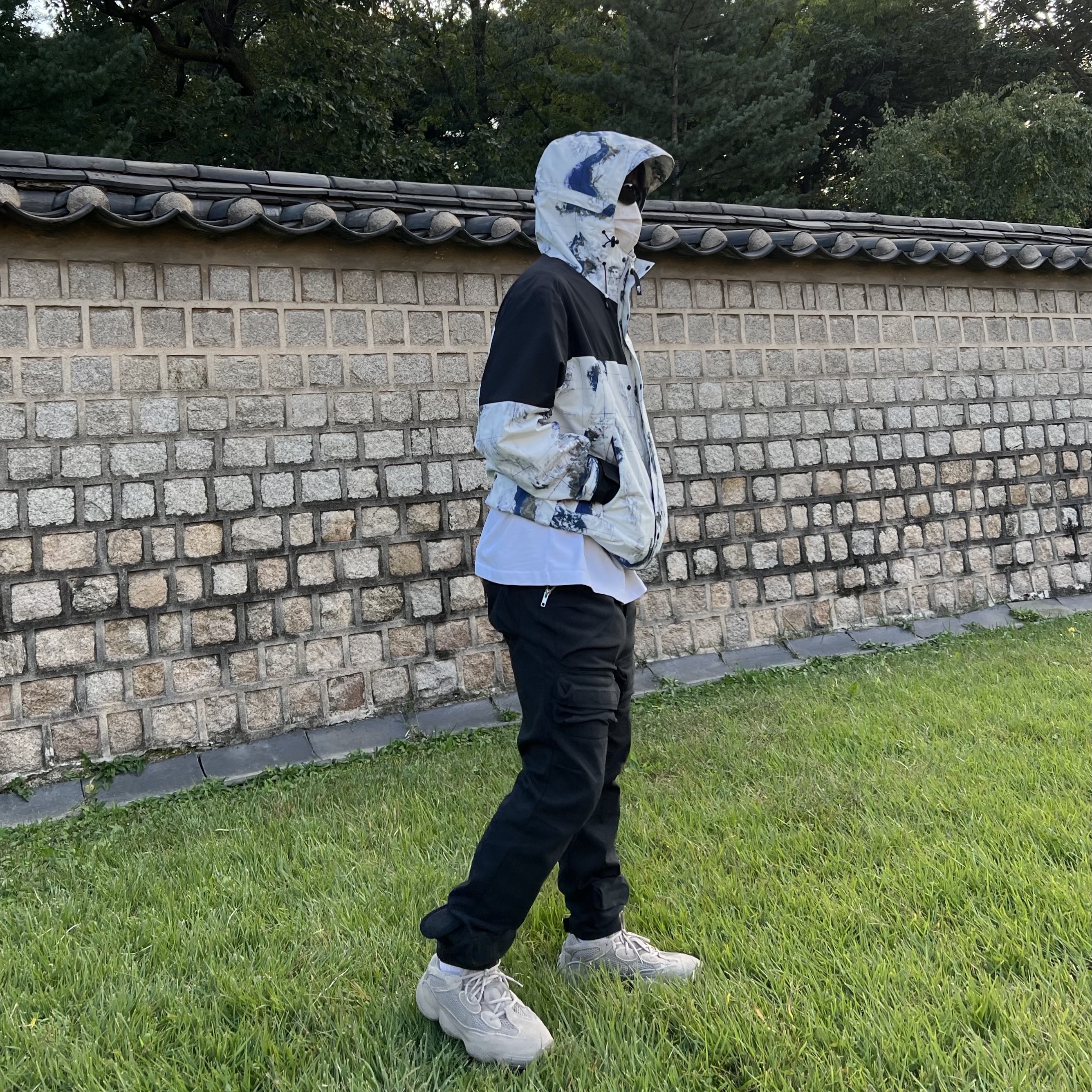 The North Face Novelty Vaiden Jacket White Sand, Adidas Yeezy 500 Taupe Light 착용 스타일 - 2