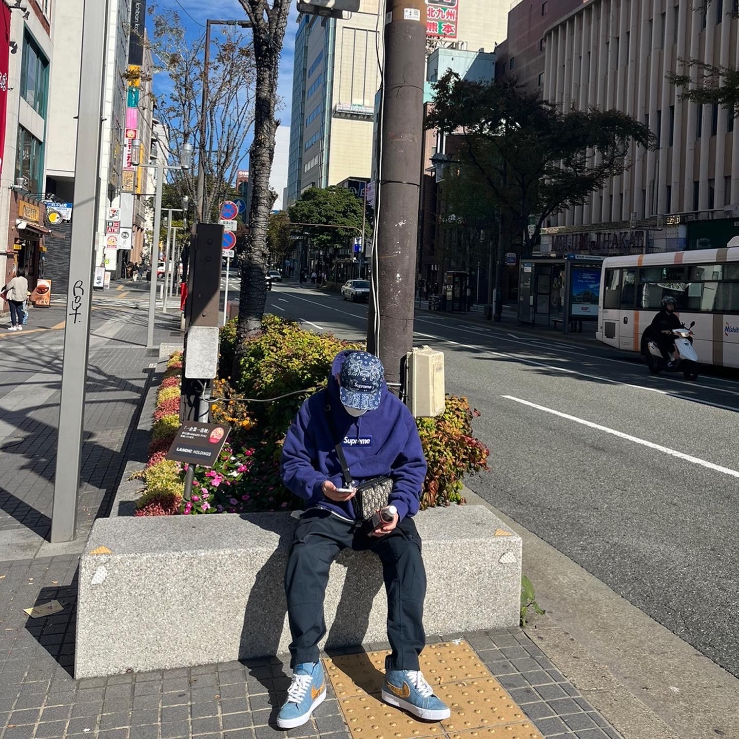 Supreme Box Logo Hooded Sweatshirt Washed Navy - 21FW, Supreme Bandana Camp Cap Navy - 21SS 착용 스타일 - 1