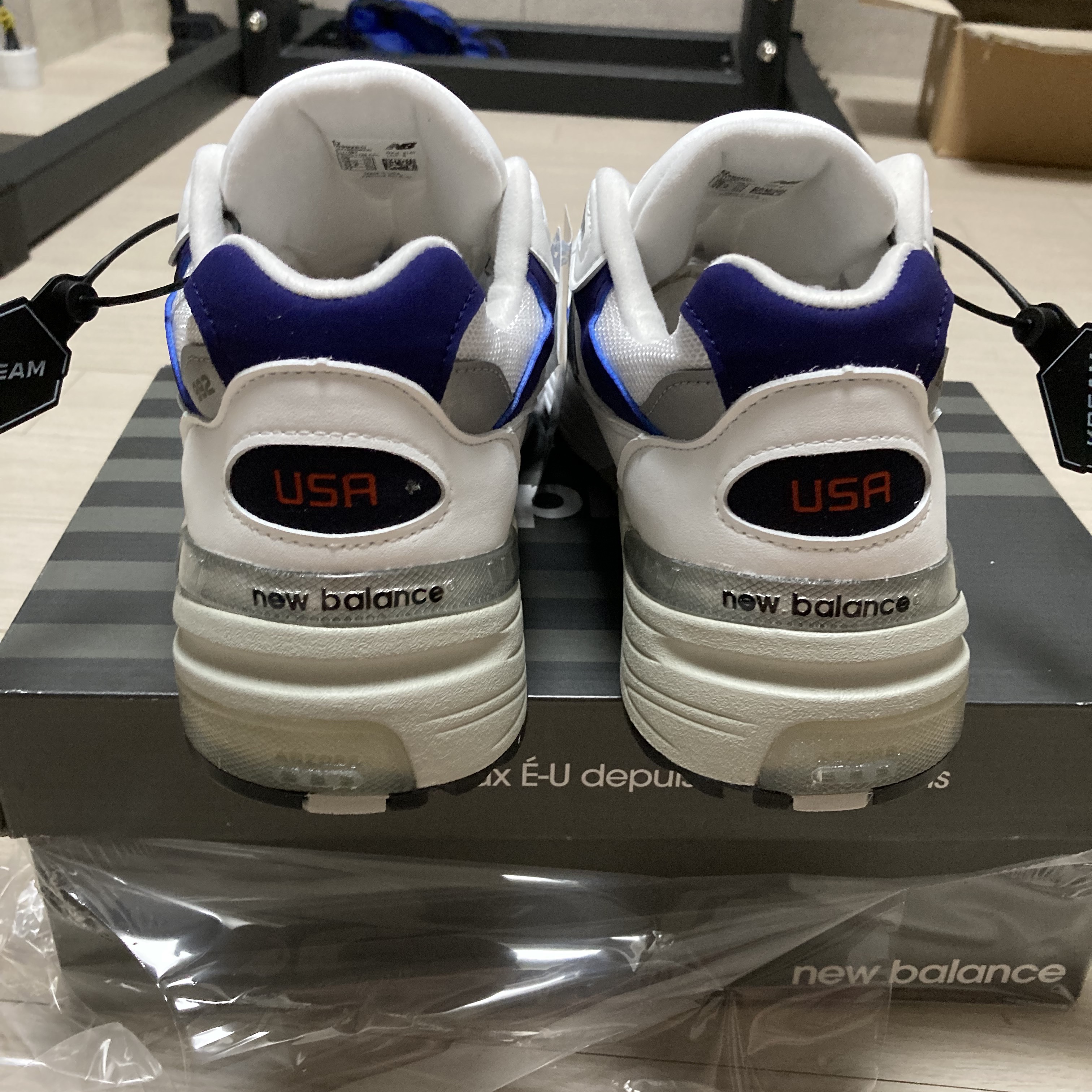 New Balance 992 Made in USA White Navy 착용 스타일 - 3