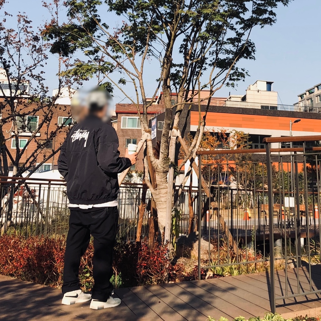 Nike x Fear of God Air Fear of God Raid Light Bone, Nike x Stussy Windrunner Jacket Off Noir 착용 스타일 - 2
