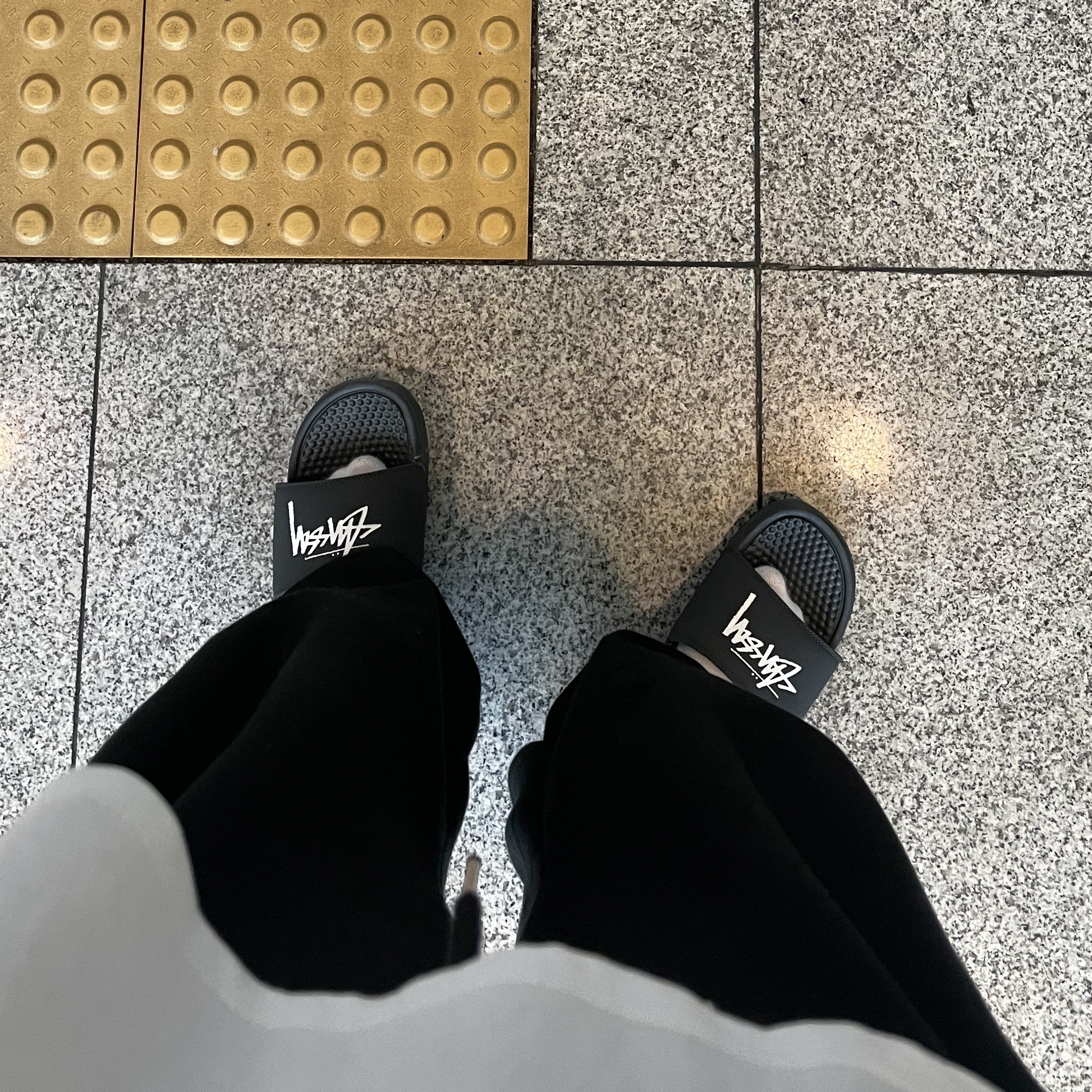 Nike x Stussy Benassi Slide Off Noir 착용 스타일 - 2