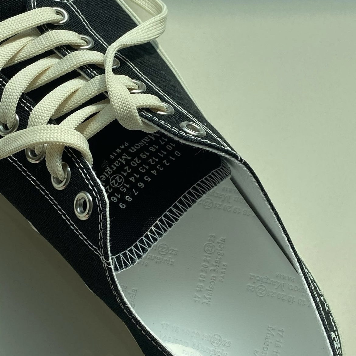 Maison Margiela Tabi Low Black 착용 스타일 - 2