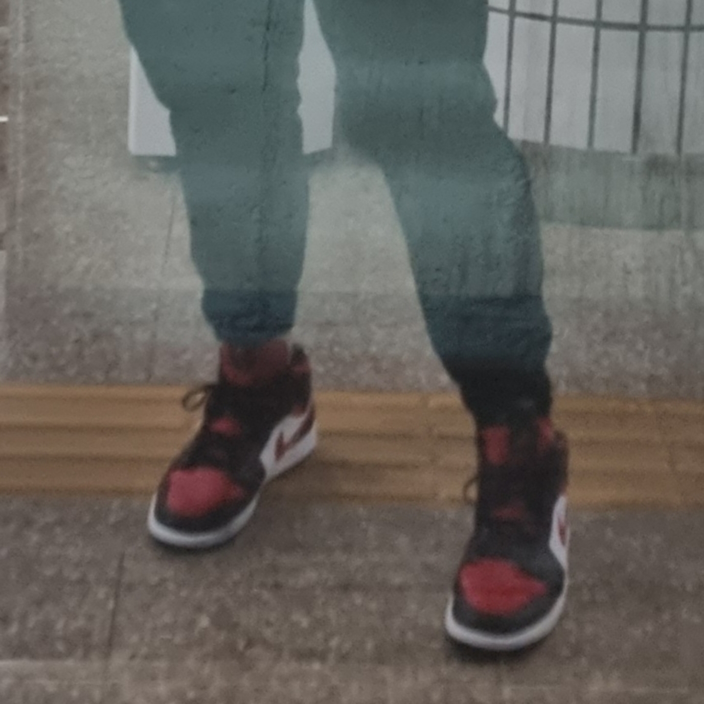 Jordan 1 Mid Black Fire Red 착용 스타일