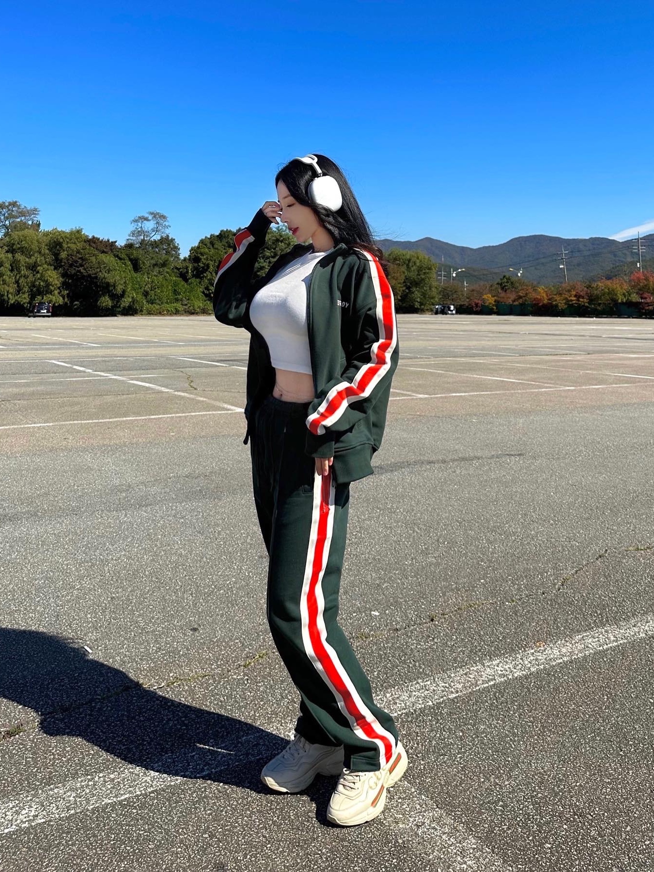 Gucci Rhyton Leather Sneakers Logo, Apple AirPods Max Lightning Silver (Korean Ver.) 착용 스타일 - 1
