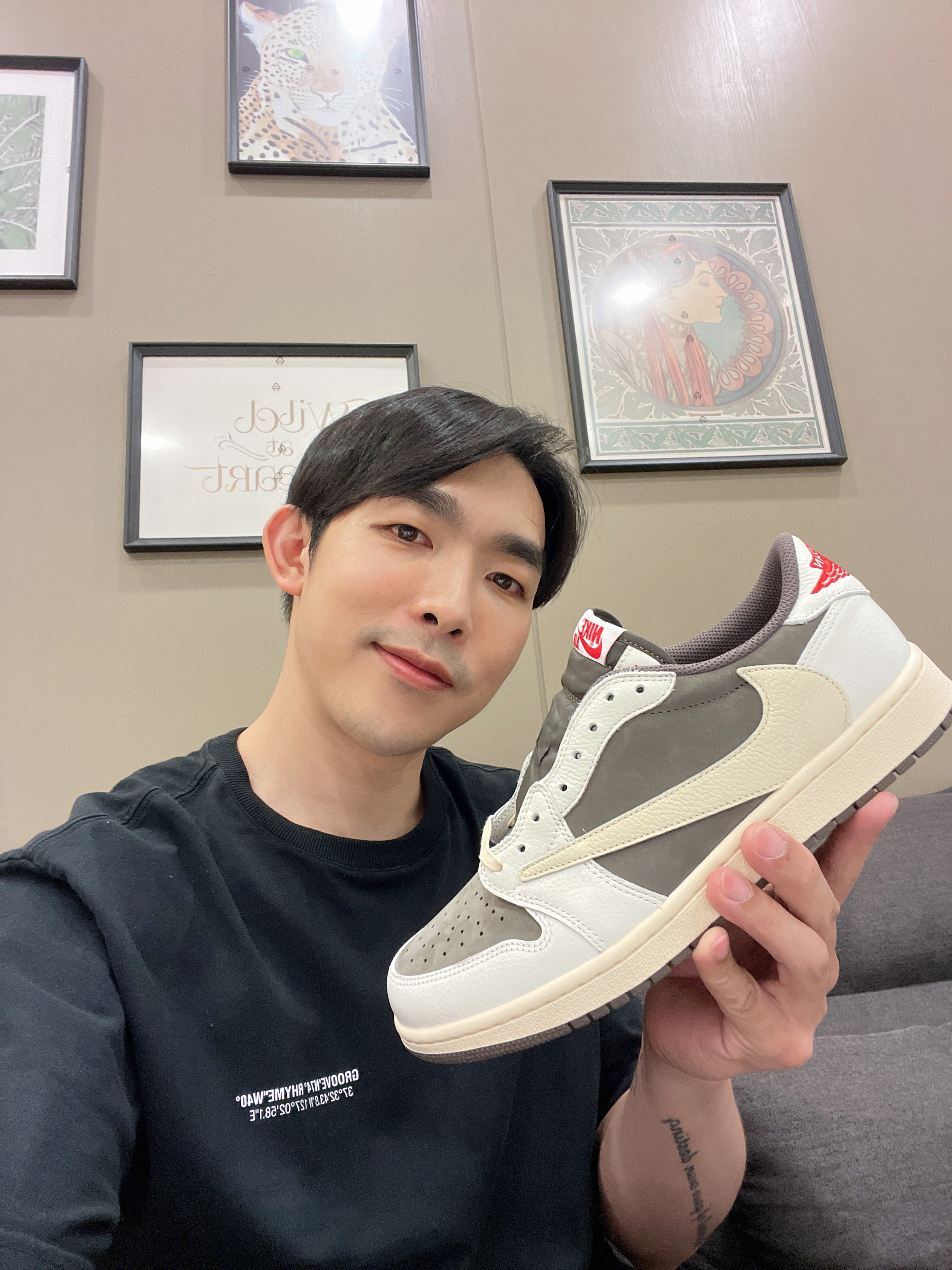 Jordan 1 x Travis Scott Retro Low OG SP Sail and Ridgerock 착용 스타일 - 3