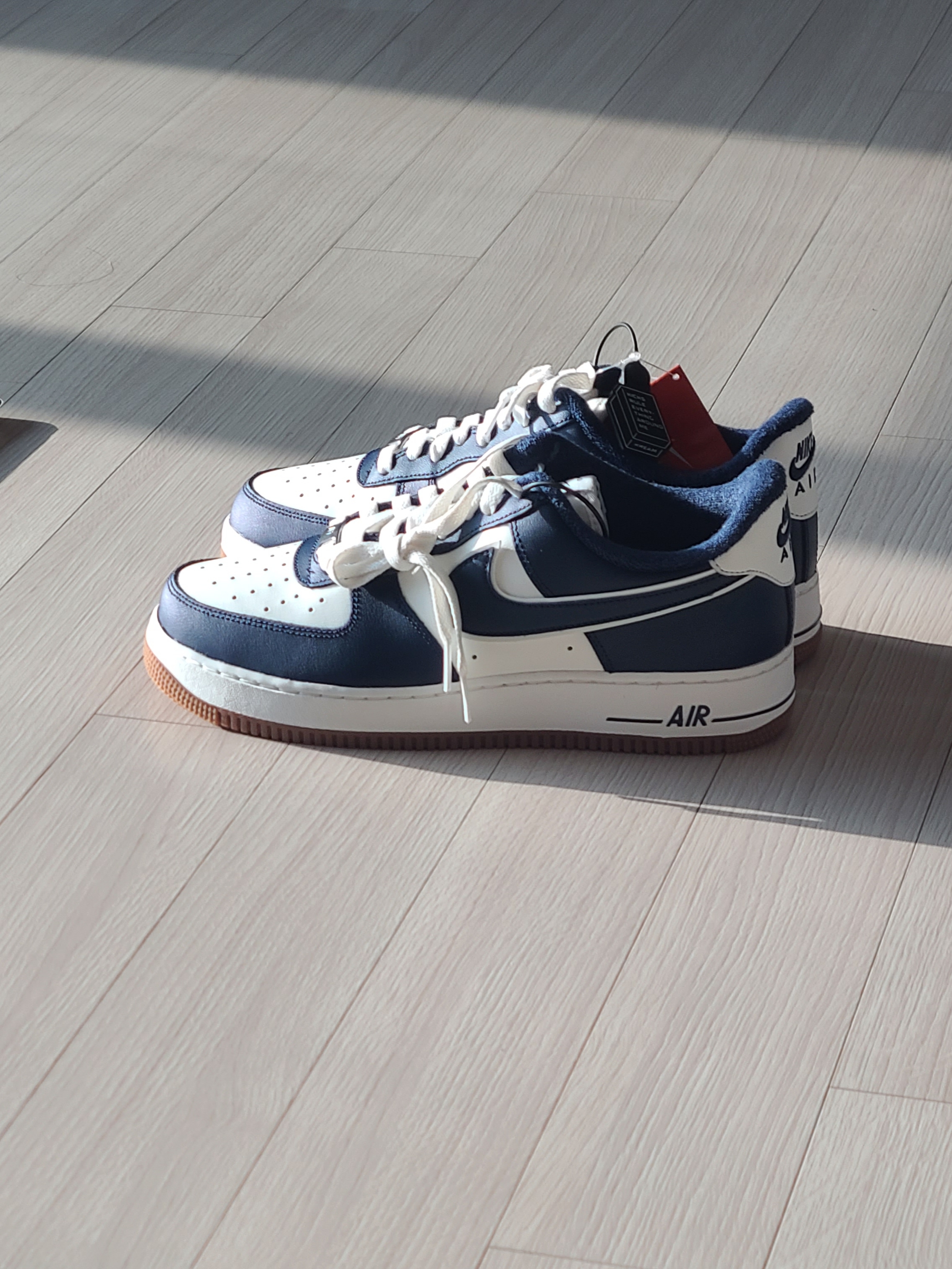 Nike Air Force 1 '07 LV8 Midnight Navy 착용 스타일 - 1