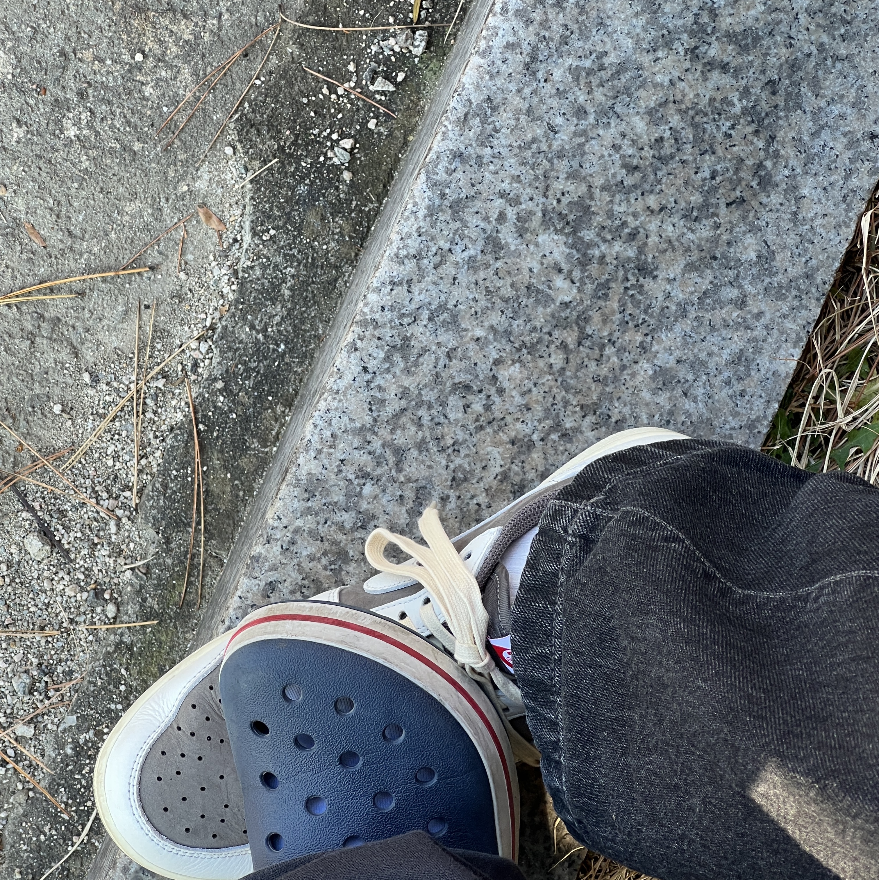Jordan 1 x Travis Scott Retro Low OG SP Sail and Ridgerock 착용 스타일