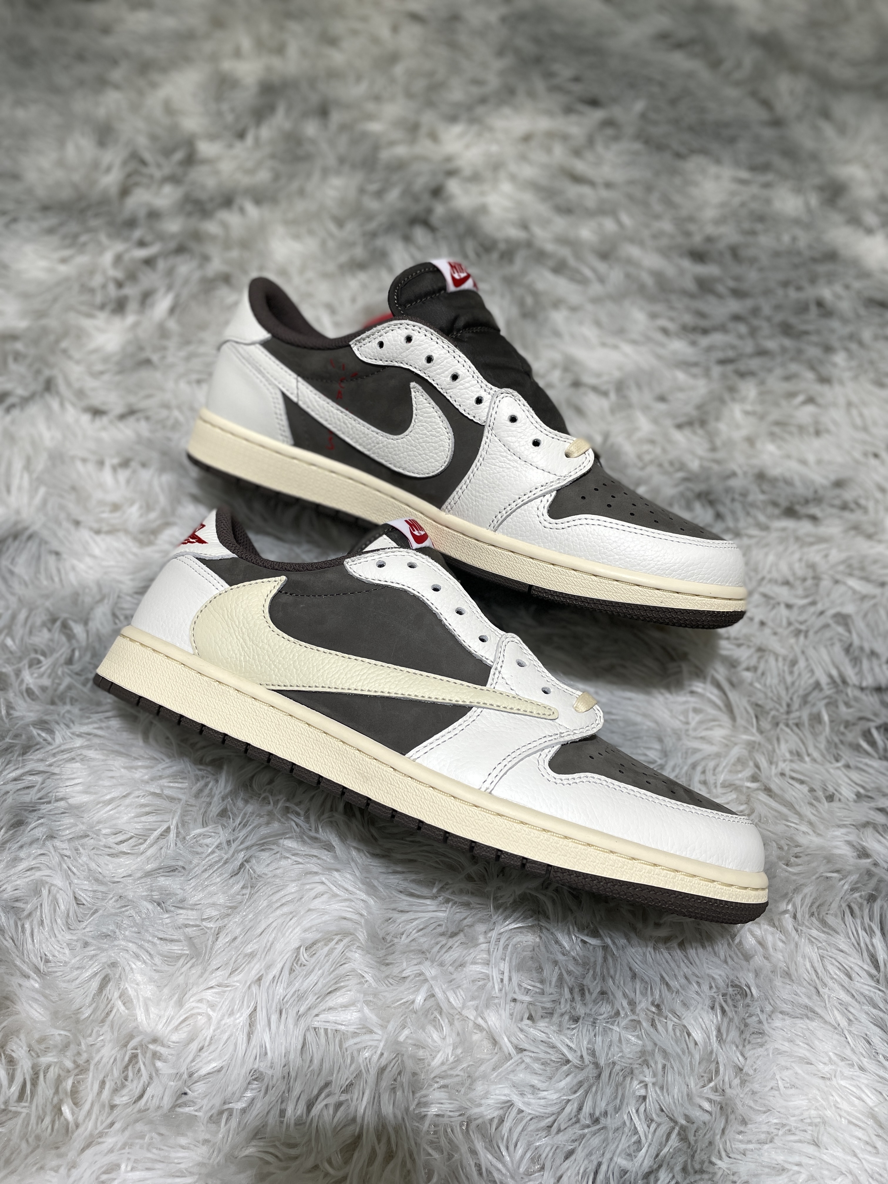 Jordan 1 x Travis Scott Retro Low OG SP Sail and Ridgerock 착용 스타일 - 2