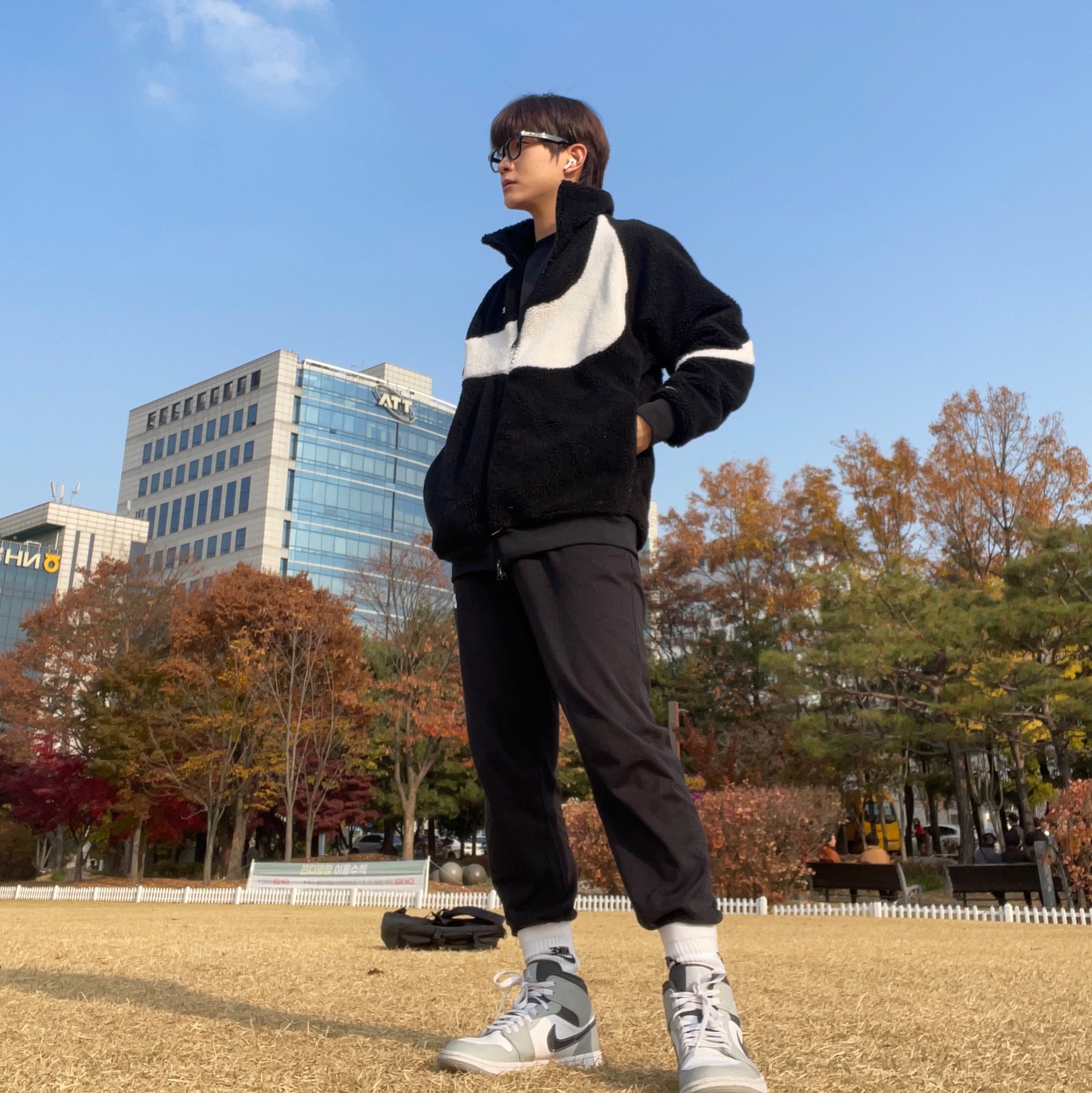 Nike Big Swoosh Full Zip Jacket Black Sail 착용 스타일 - 1