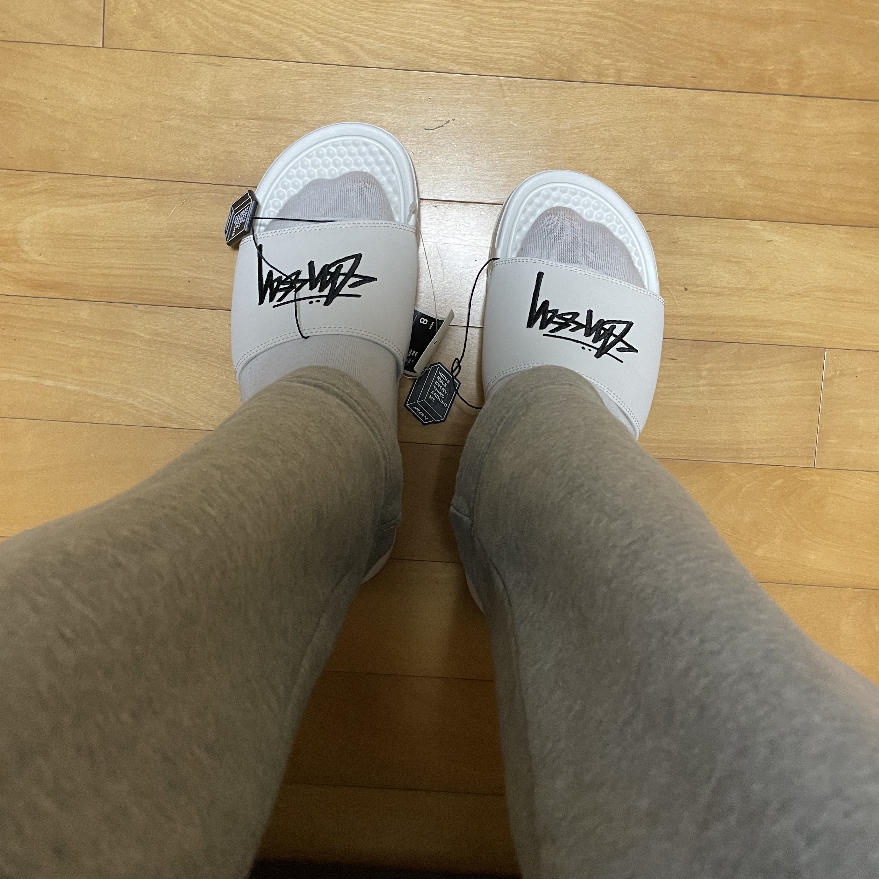 Nike x Stussy Benassi Slide Sail 착용 스타일 - 1