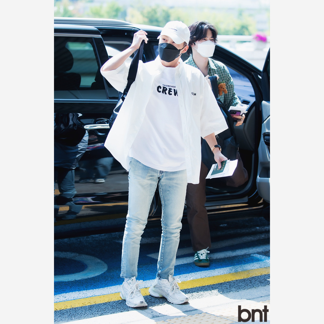 Gucci x Adidas Gazelle Sneakers Green Suede, Our Legacy Formal Cut Olive Denim 착용 스타일 - 3